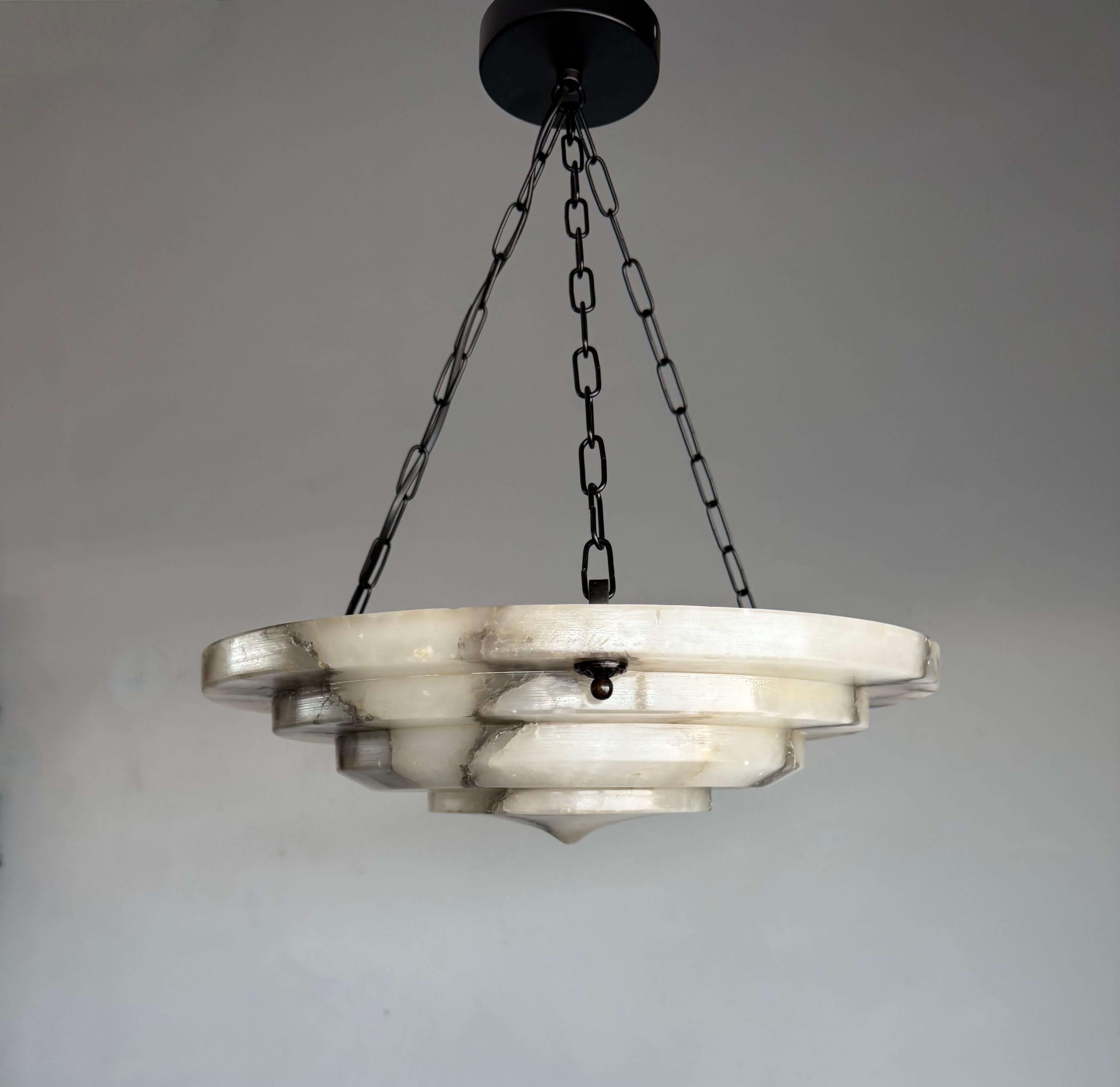 Bauhaus Pura Art Deco e dimensioni perfette, plafoniera / pendente in alabastro a più strati in vendita
