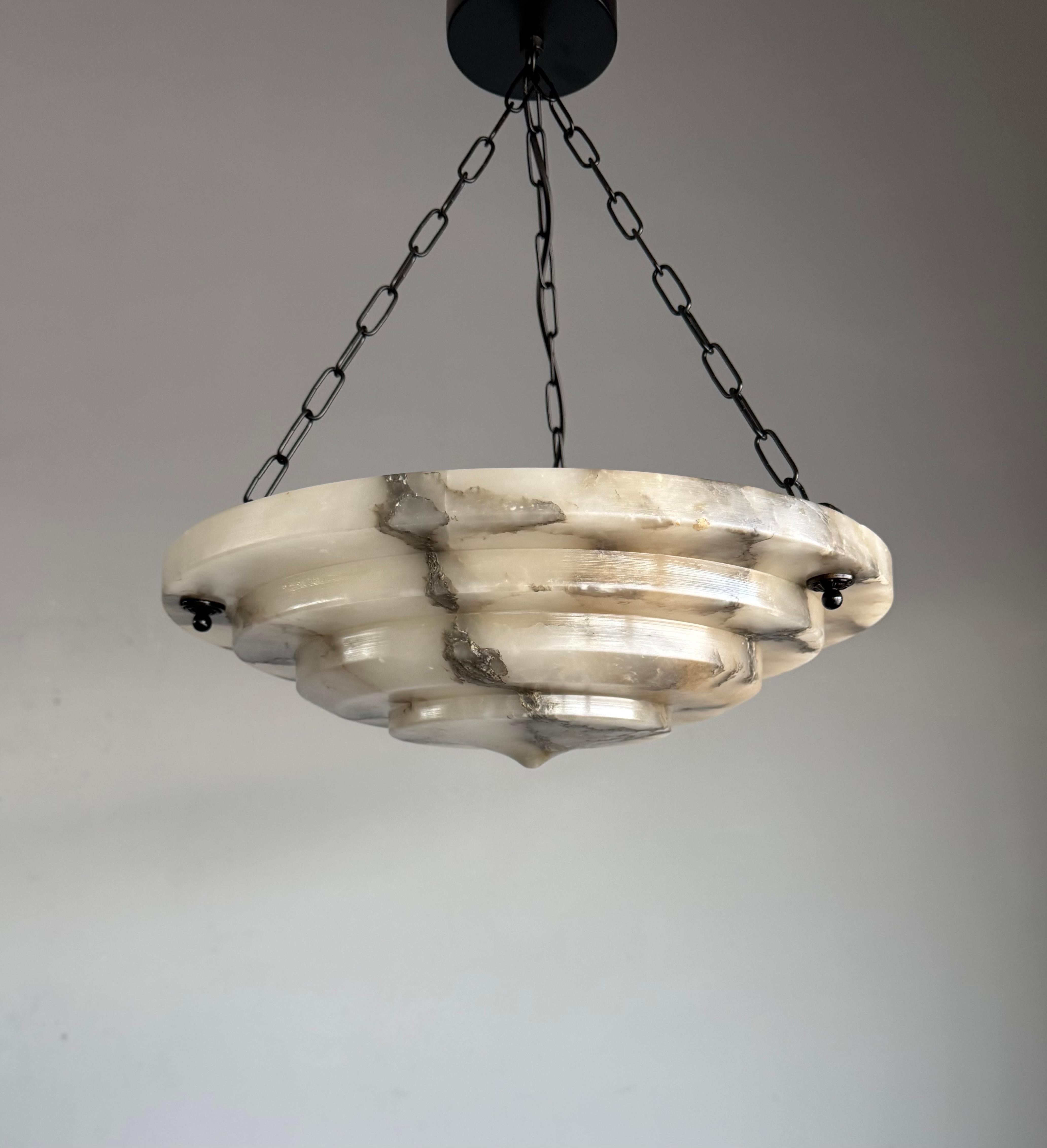 Pura Art Deco e dimensioni perfette, plafoniera / pendente in alabastro a più strati In condizioni ottime in vendita a Lisse, NL