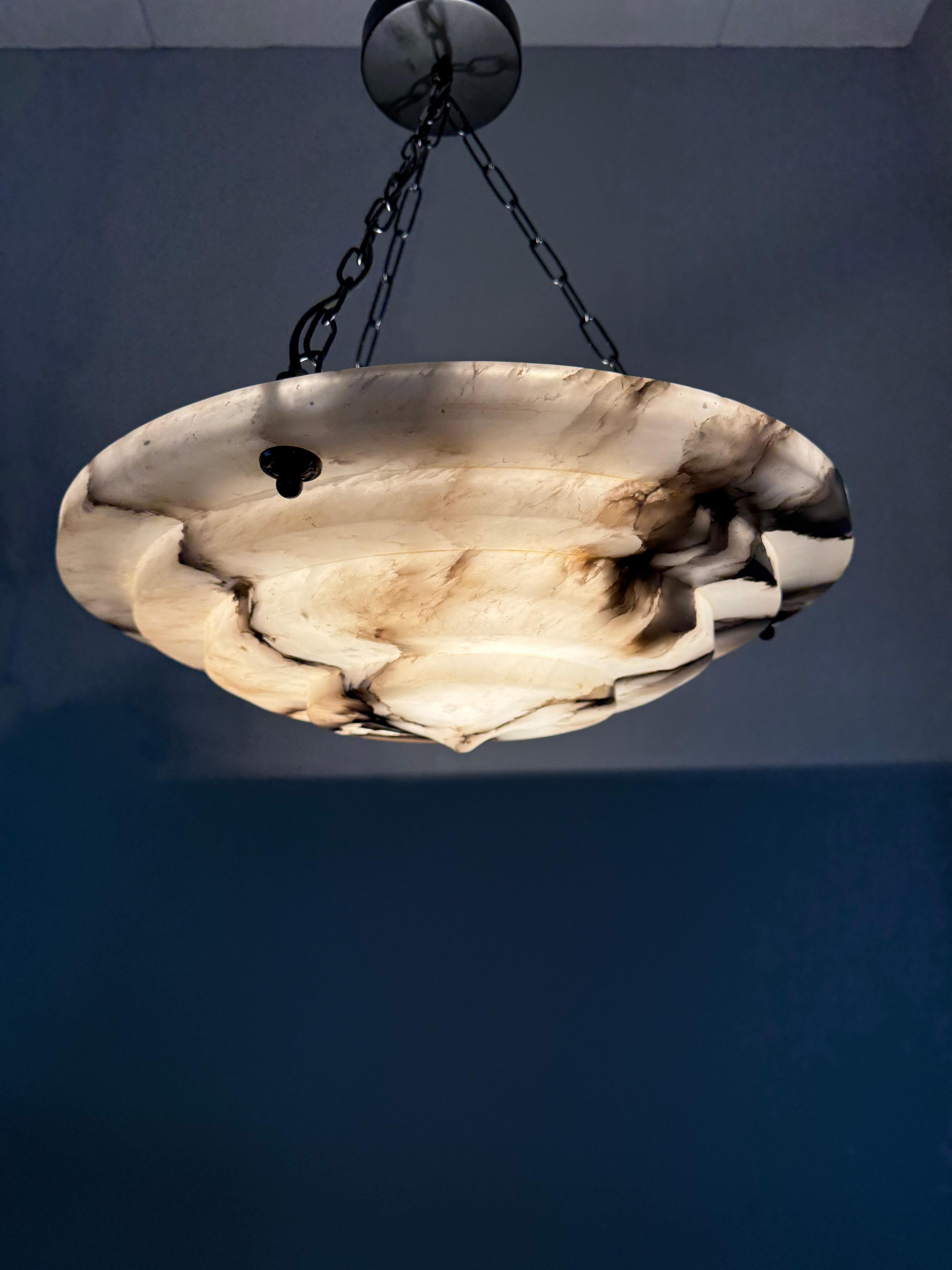 XX secolo Pura Art Deco e dimensioni perfette, plafoniera / pendente in alabastro a più strati in vendita