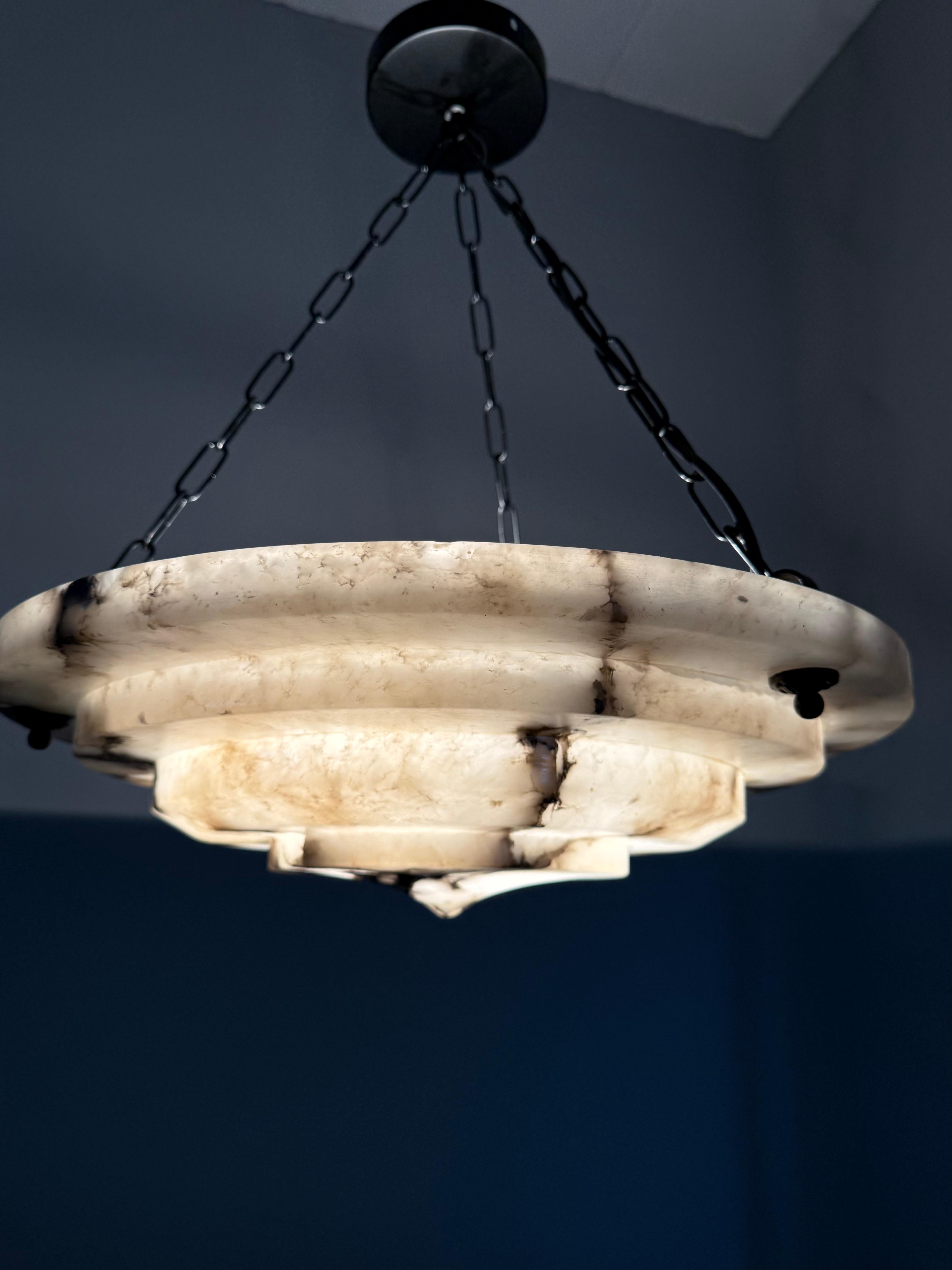 Pura Art Deco e dimensioni perfette, plafoniera / pendente in alabastro a più strati in vendita 1