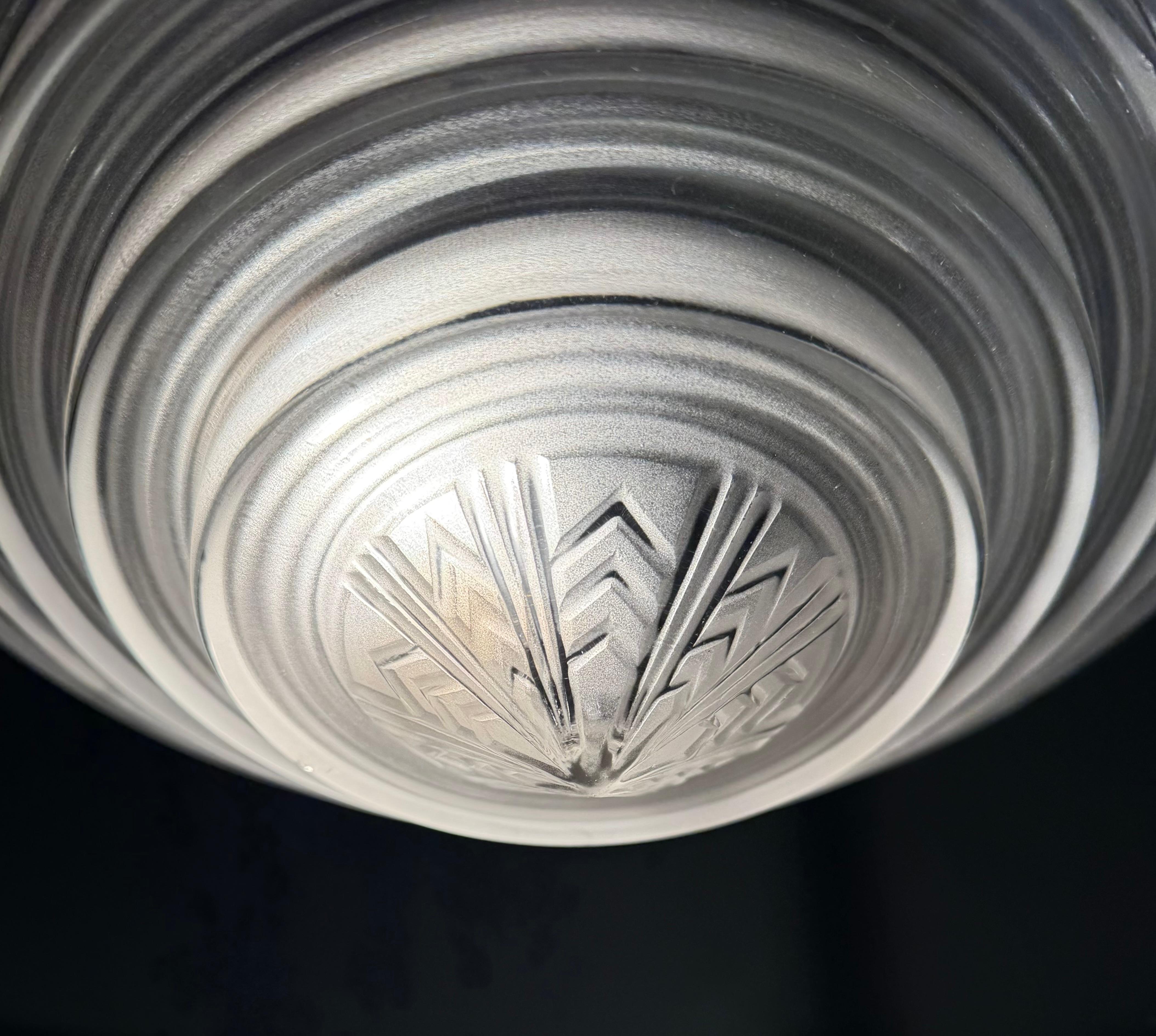 Pendentif en verre multicouche, signé G Leleu, de style Art Déco et de taille parfaite en vente 9