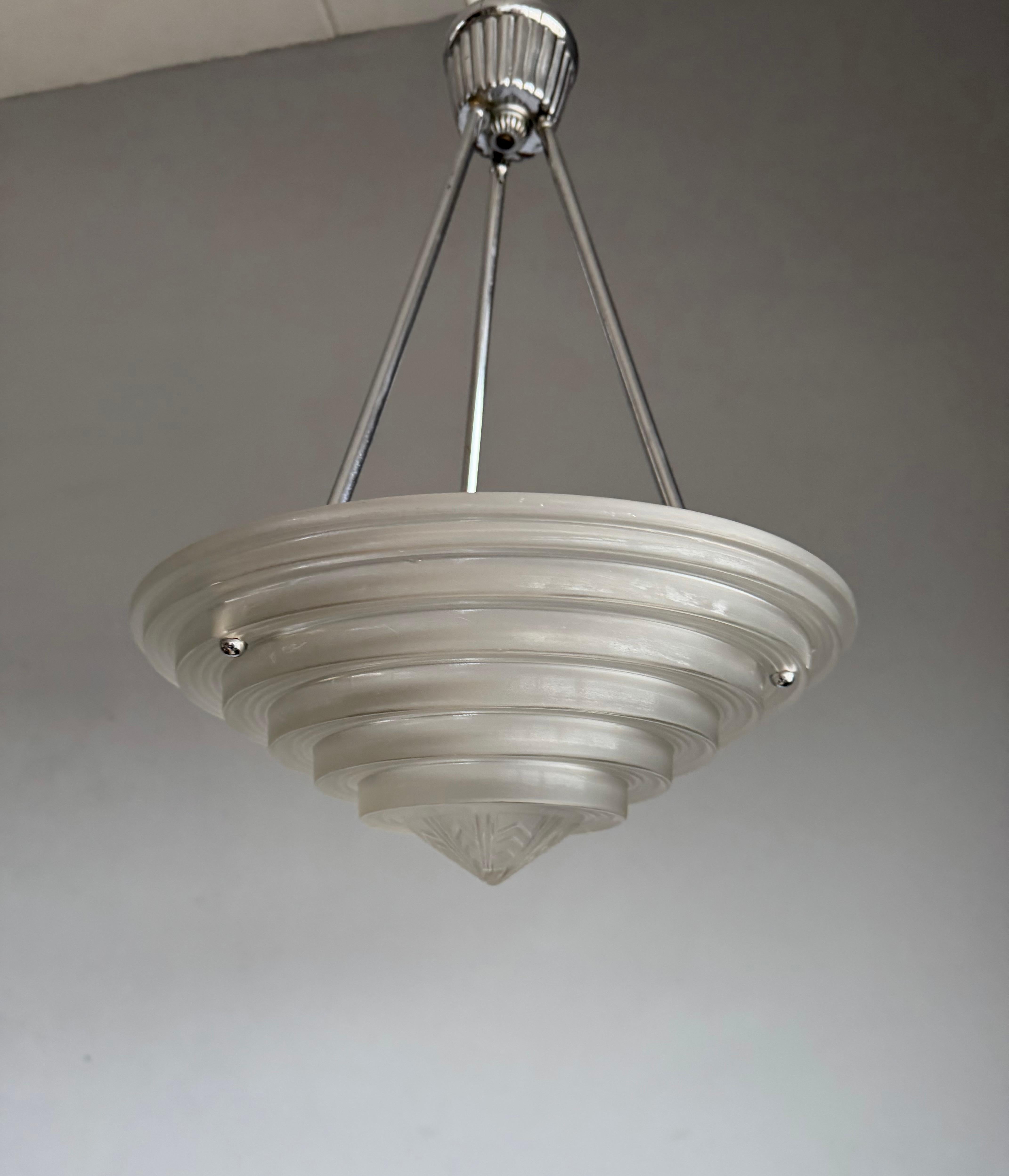 Une autre suspension française antique de qualité supérieure qui fait sensation.

Ce luminaire Art déco unique, de bonne taille et de couleur élégante, datant de l'apogée de l'ère Art déco européenne, apportera classe, style et la plus belle lumière