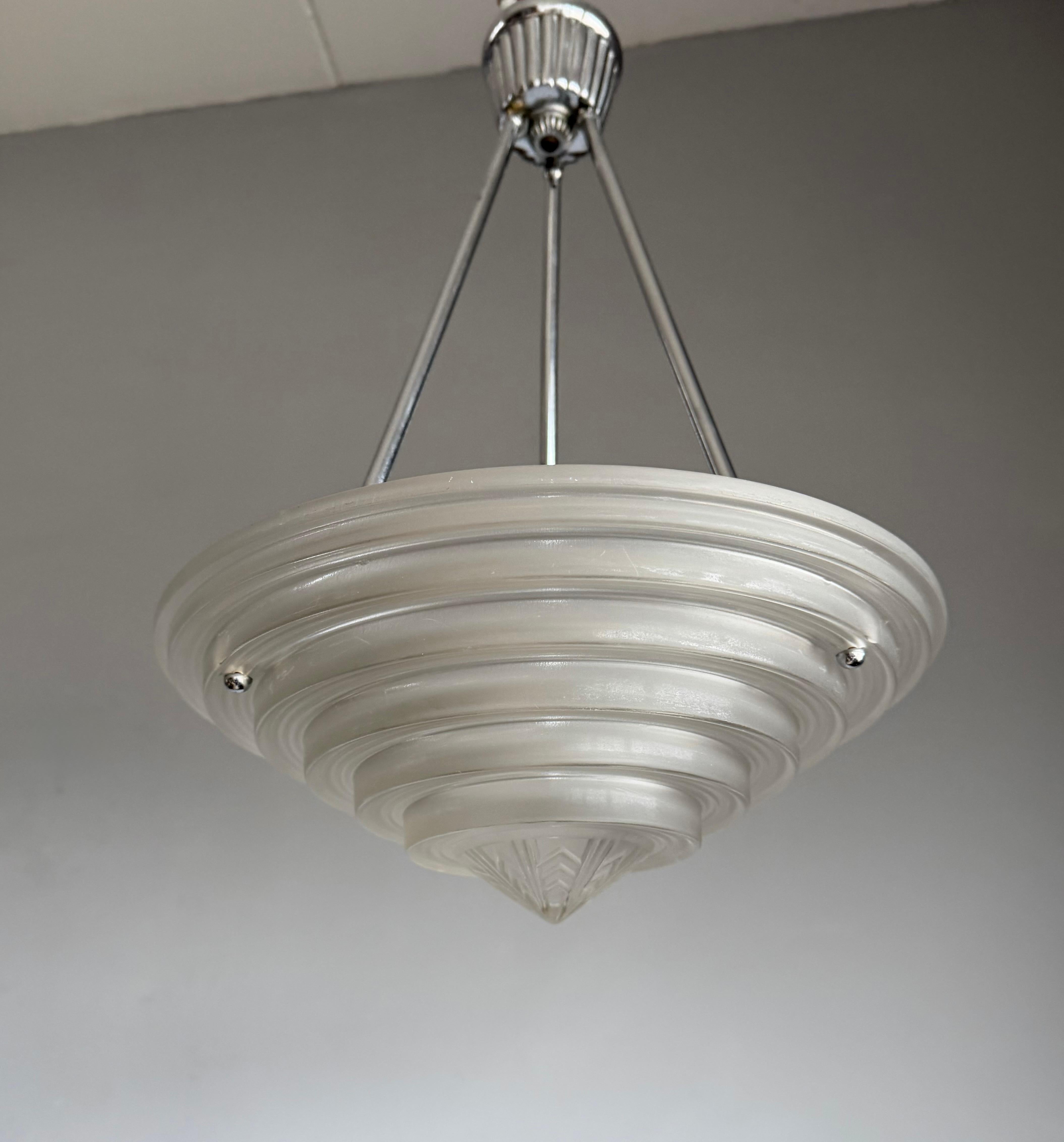 Français Pendentif en verre multicouche, signé G Leleu, de style Art Déco et de taille parfaite en vente