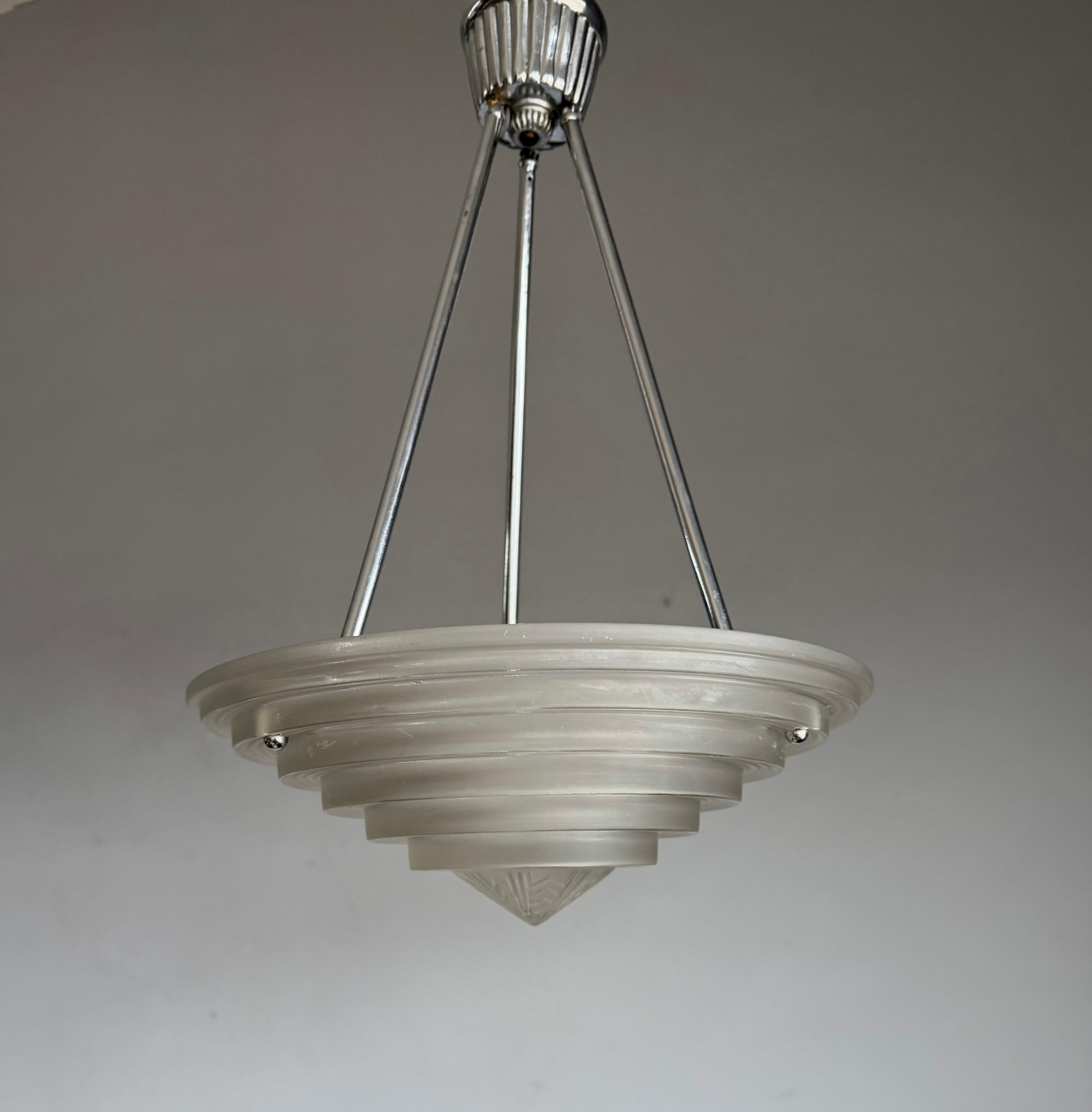 Pendentif en verre multicouche, signé G Leleu, de style Art Déco et de taille parfaite Bon état - En vente à Lisse, NL