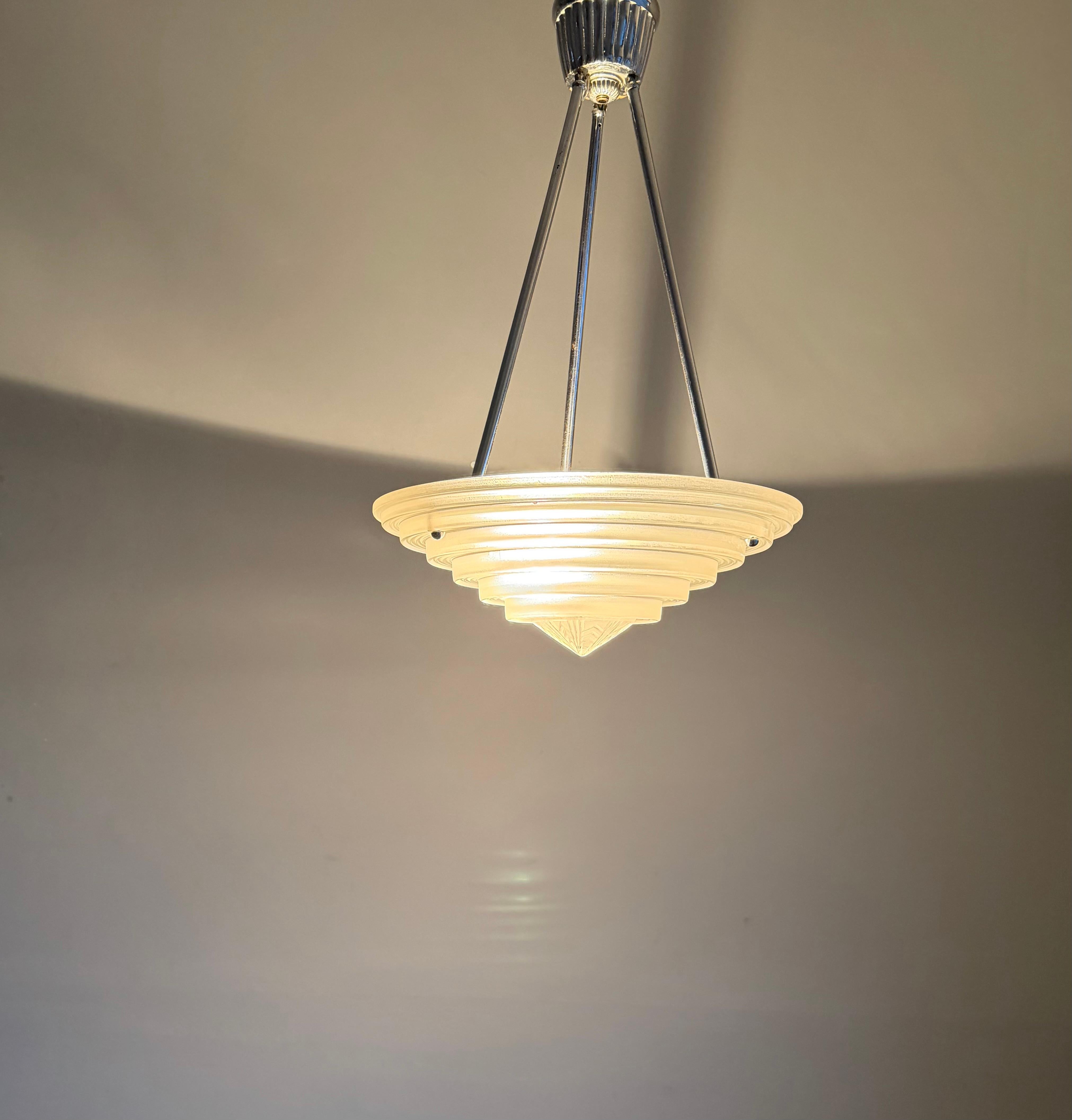 20ième siècle Pendentif en verre multicouche, signé G Leleu, de style Art Déco et de taille parfaite en vente