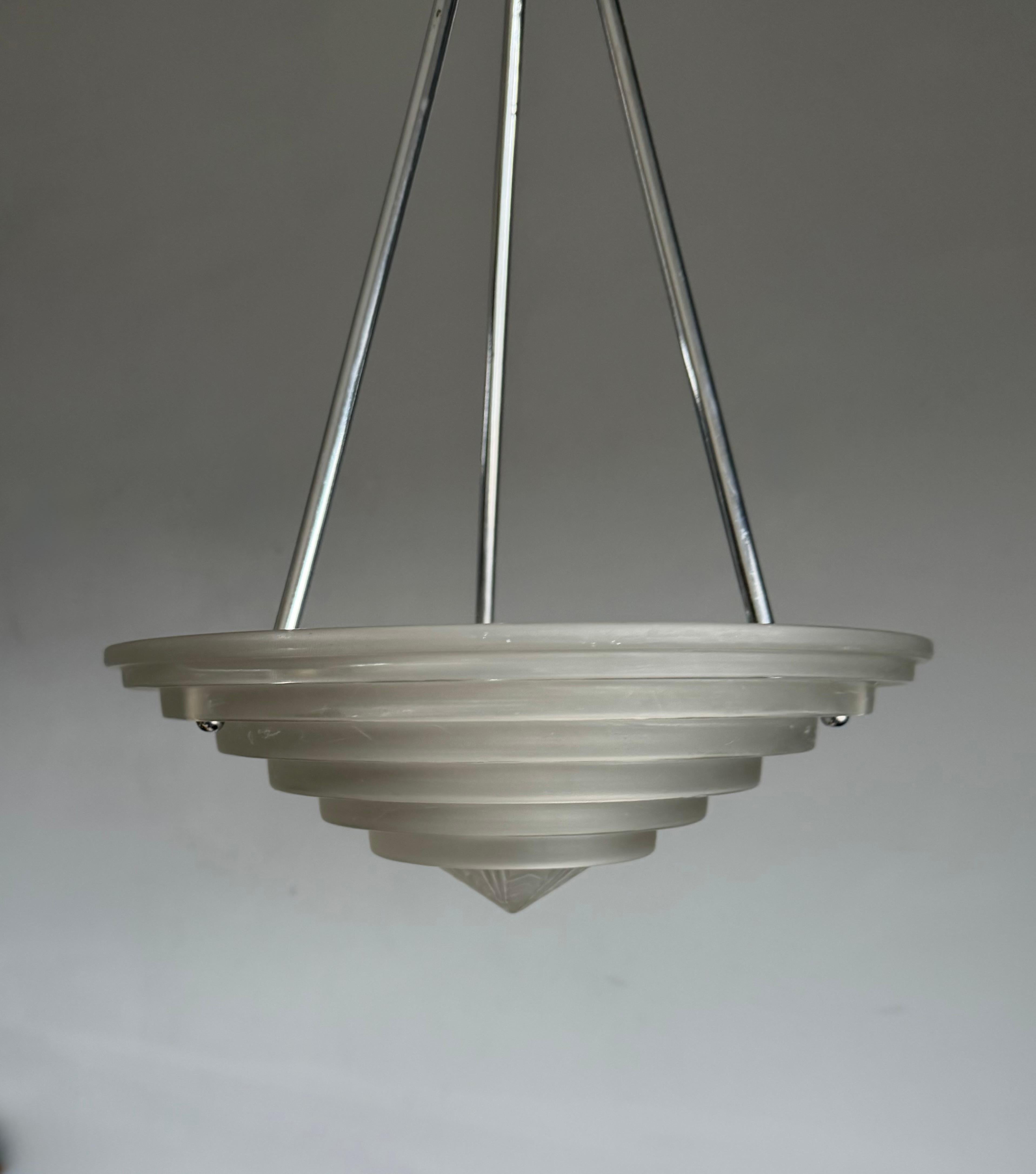 Laiton Pendentif en verre multicouche, signé G Leleu, de style Art Déco et de taille parfaite en vente