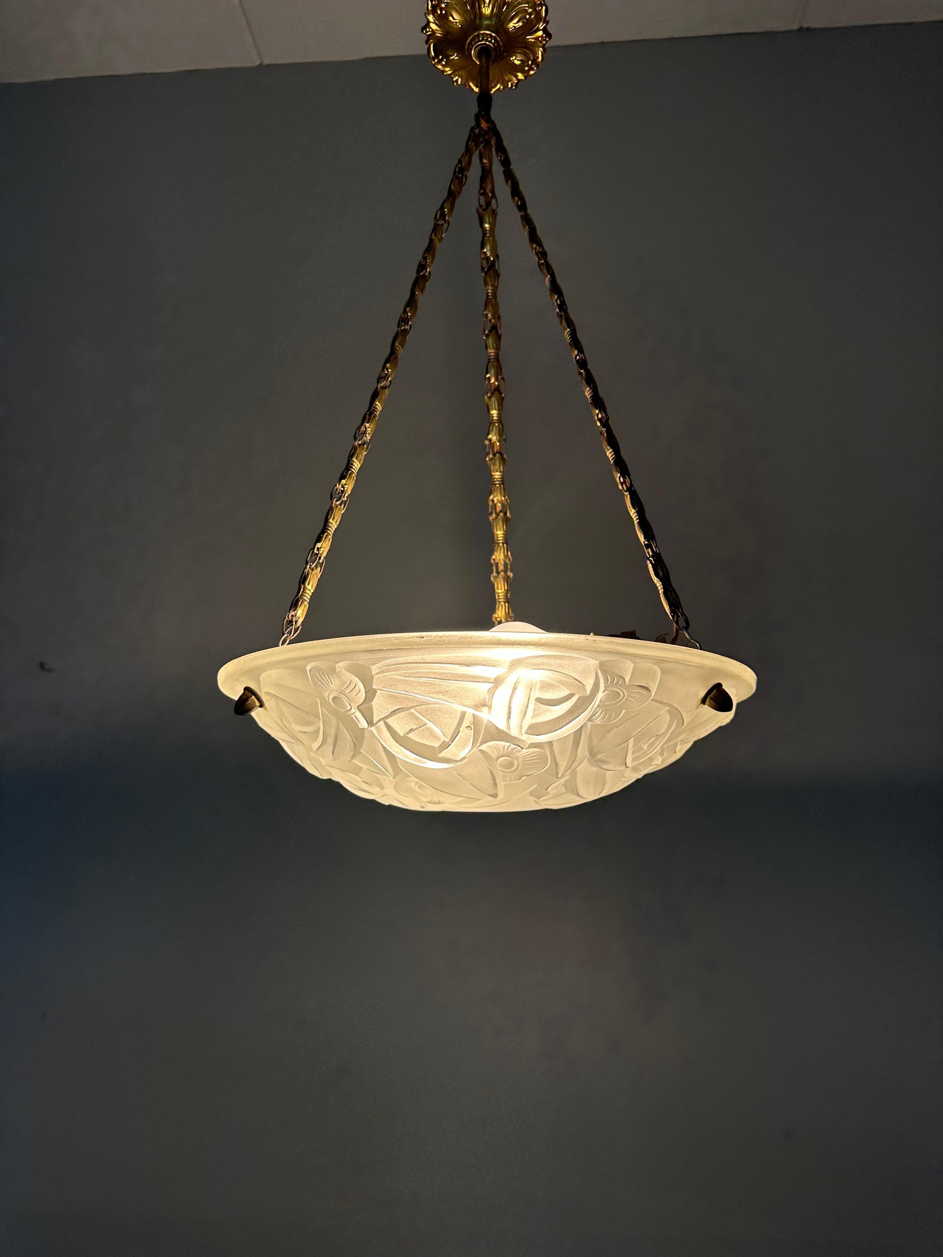 Another top quality, antique French pendant light with a perfect Art Deco design.

This stunning and finer quality Art Deco ceiling lamp was realized by the fabled glass studio, Degue in France, in circa 1920/1930. The stylish shade -in frosted and