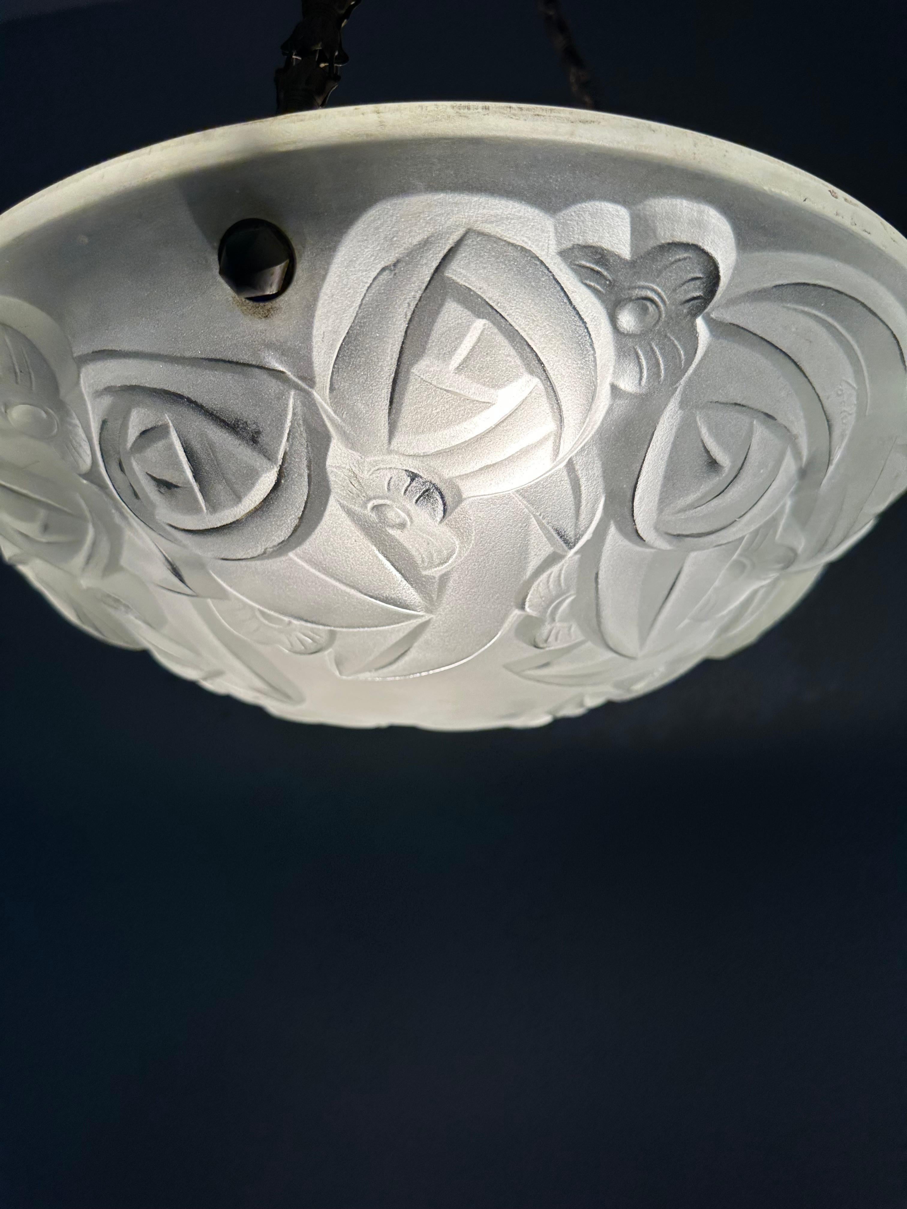 Reine Art Deco und perfekte Größe, stilvolle Rosen Glasschirm Anhänger, signiert Degué im Zustand „Gut“ im Angebot in Lisse, NL