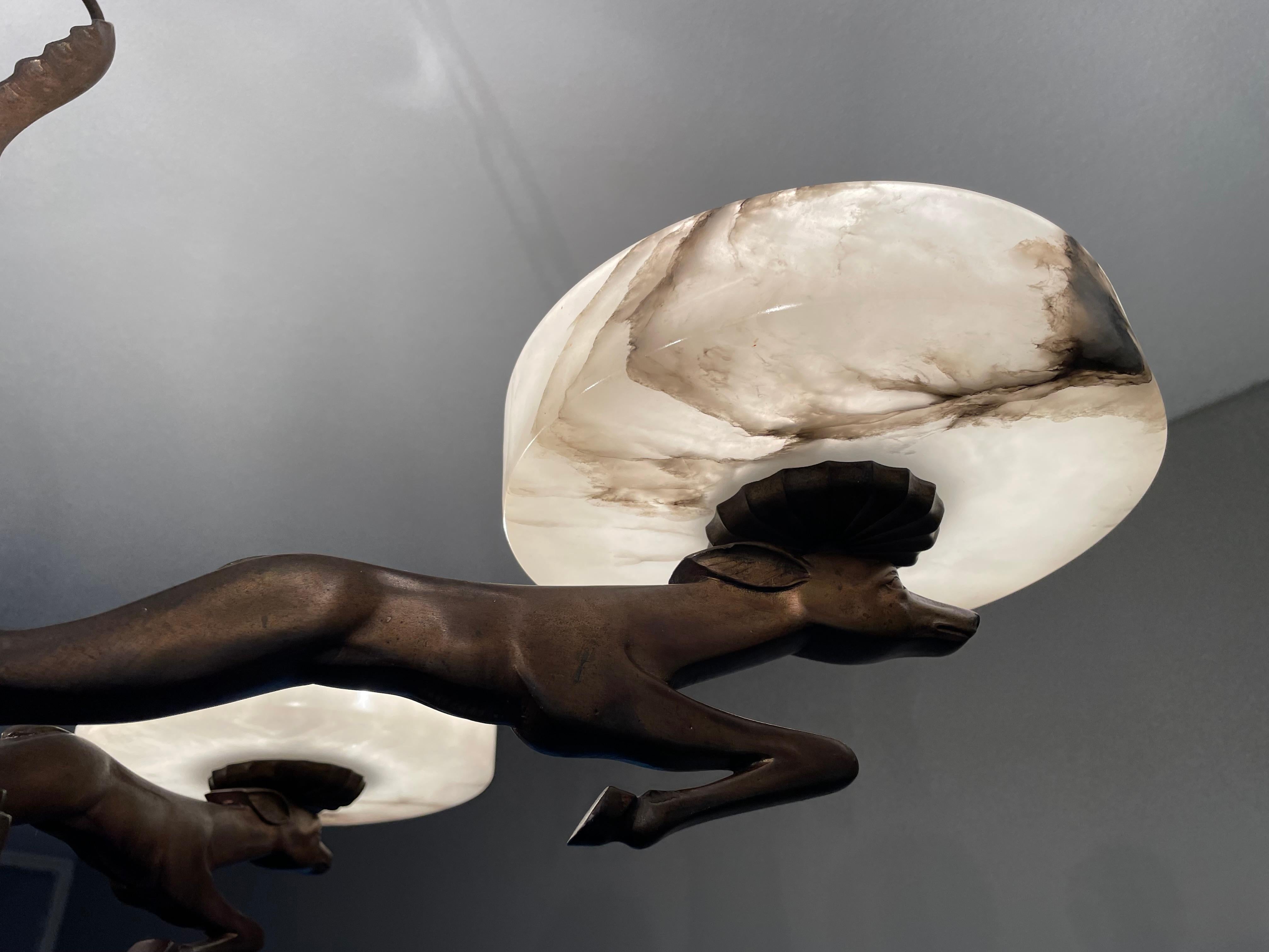 Lampadario in bronzo e alabastro in puro stile Art Deco. Sculture di cervi stilizzati 10