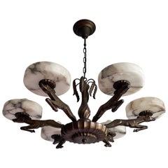 Lampadario in bronzo e alabastro in puro stile Art Deco. Sculture di cervi stilizzati