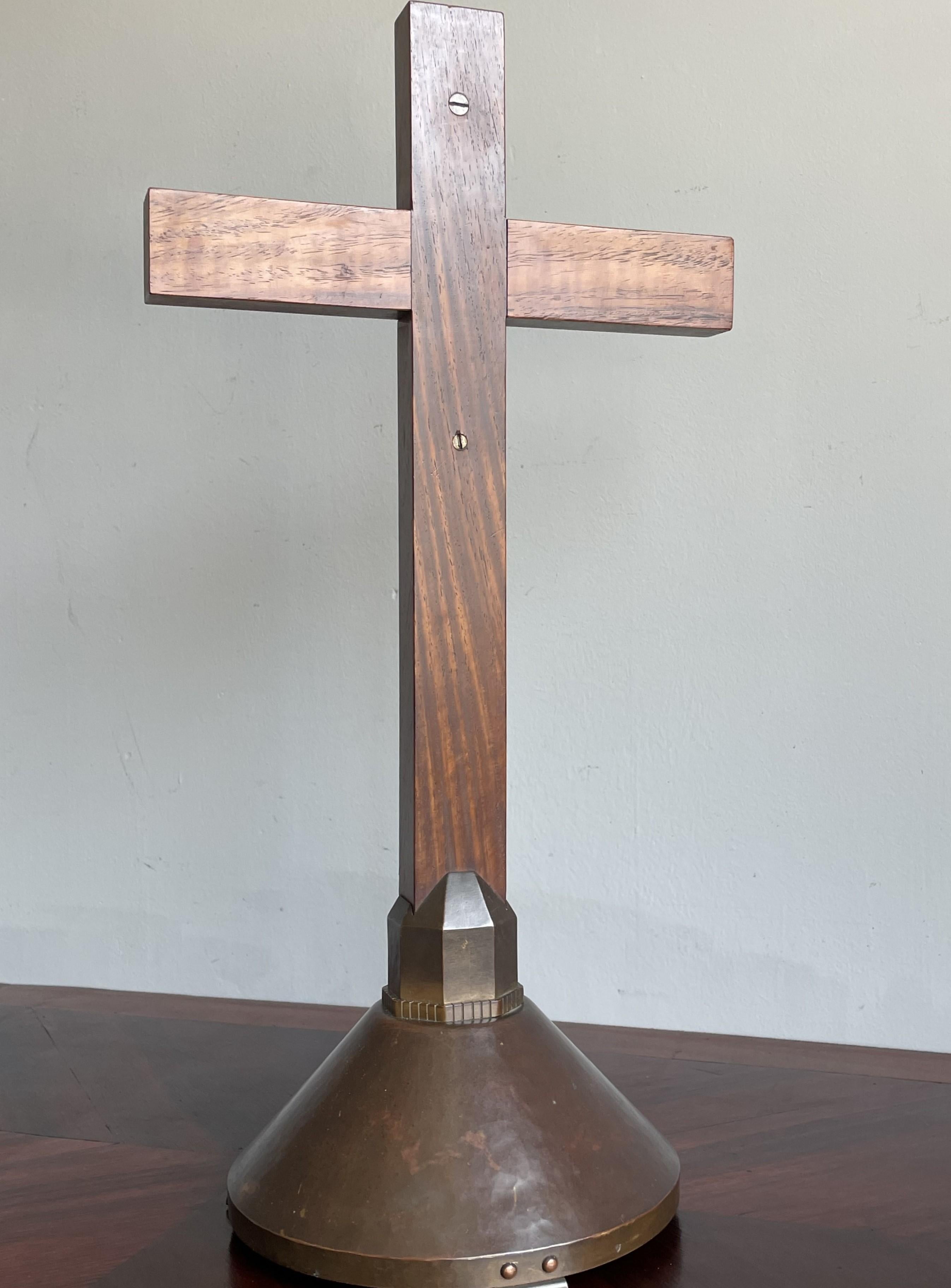 Crucifix Art Déco pur w. Sculpture en bronze stylisée du Christ sur croix en bois de soie en vente 6