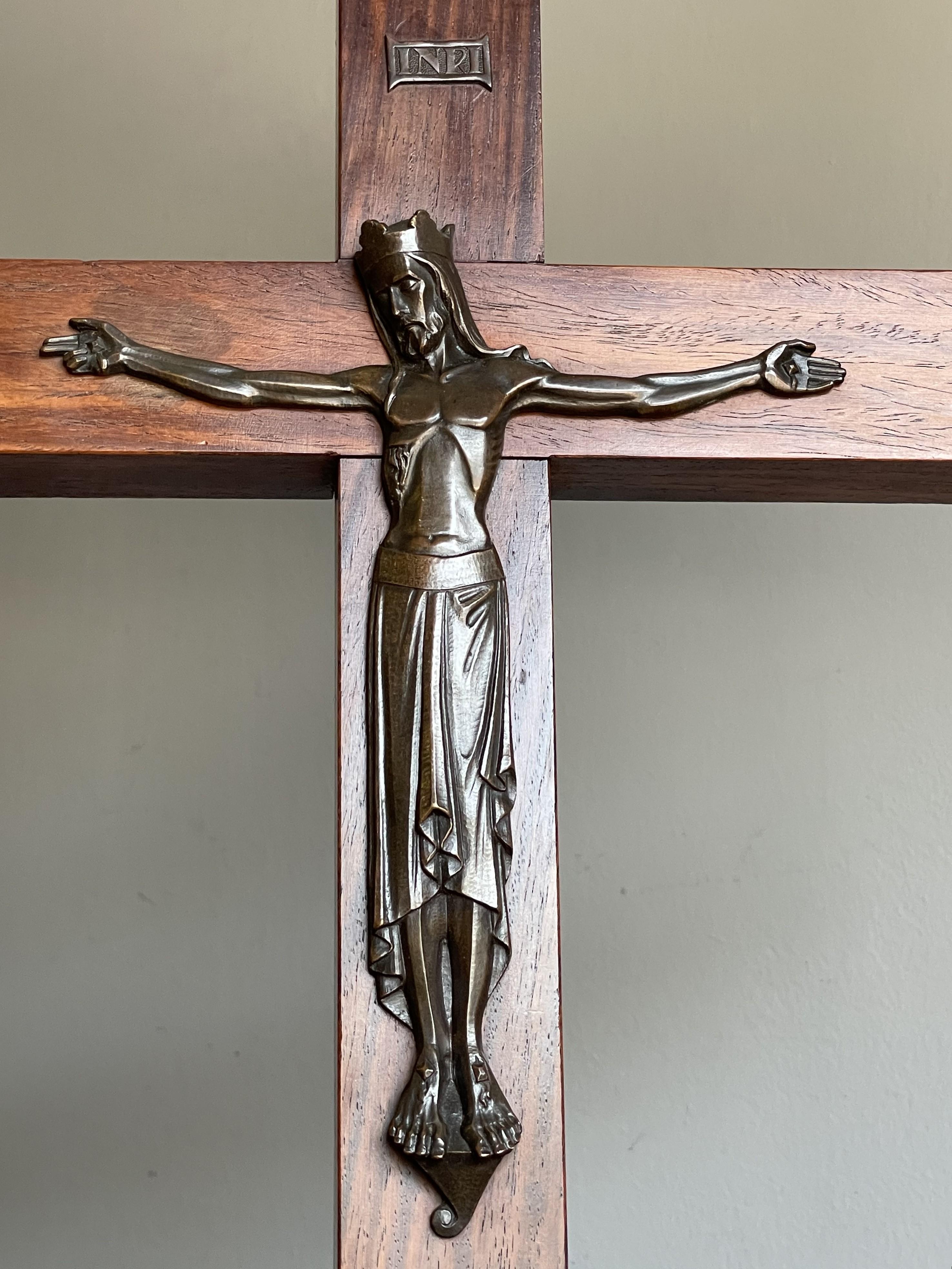 Crucifix Art Déco pur w. Sculpture en bronze stylisée du Christ sur croix en bois de soie en vente 7