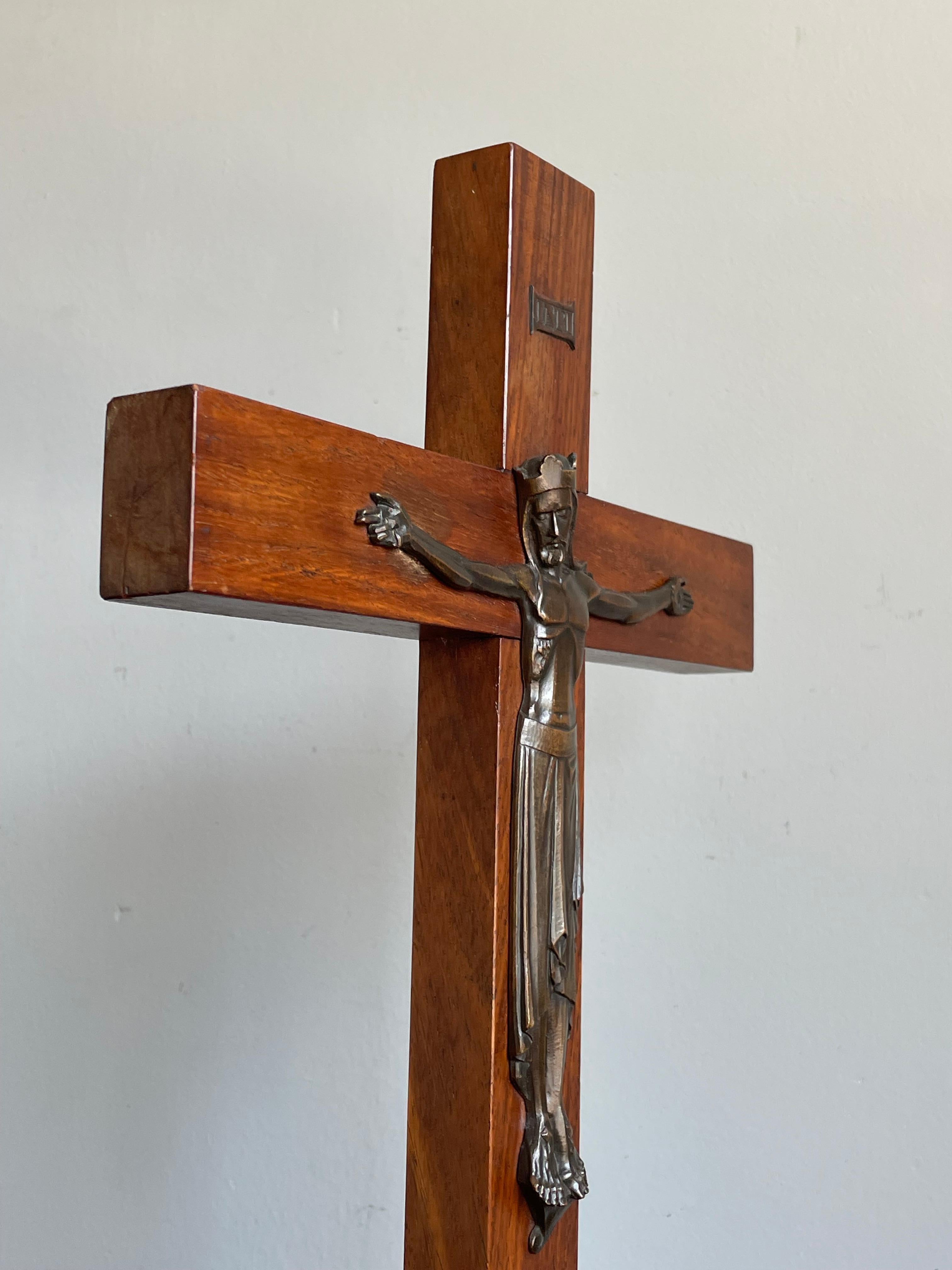 Crucifix Art Déco pur w. Sculpture en bronze stylisée du Christ sur croix en bois de soie en vente 9