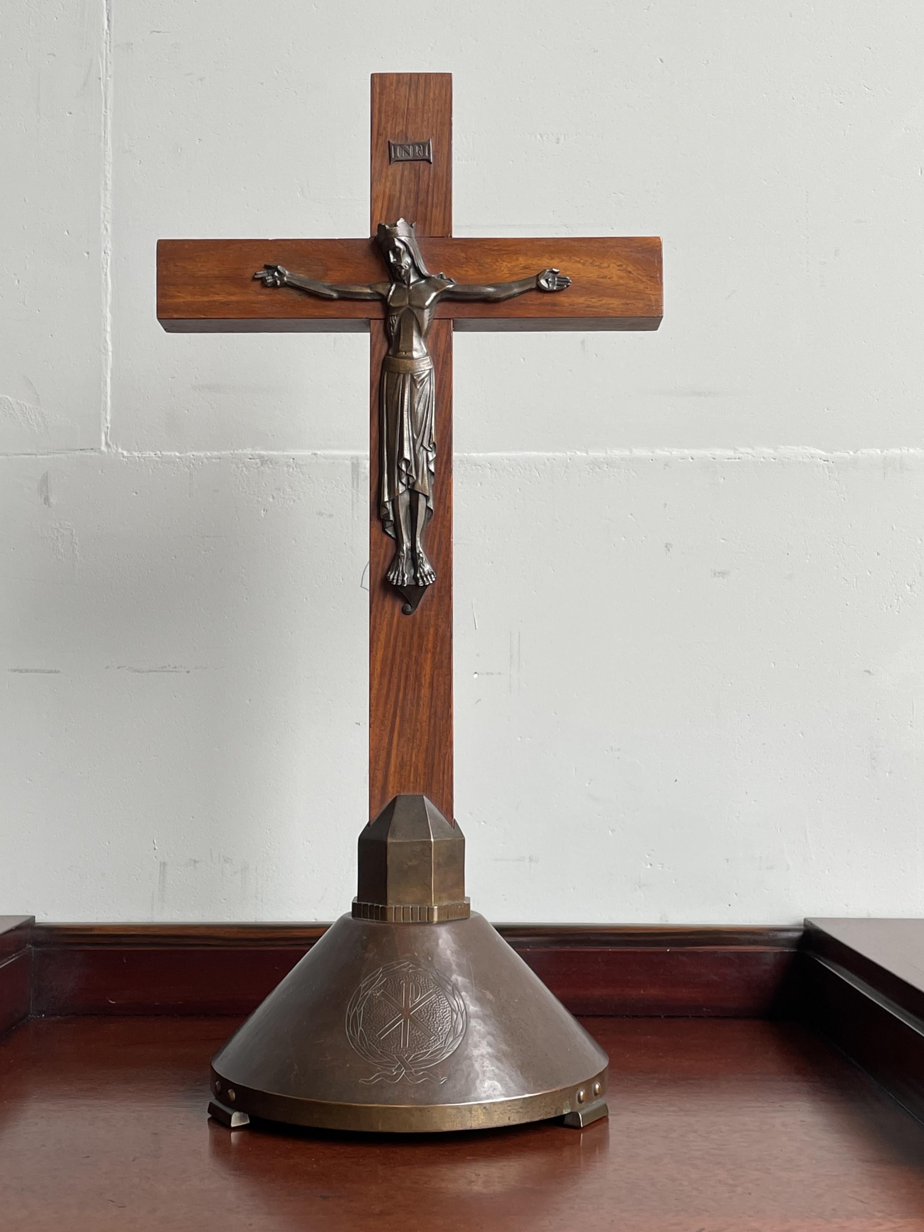 Crucifix Art Déco pur w. Sculpture en bronze stylisée du Christ sur croix en bois de soie en vente 11