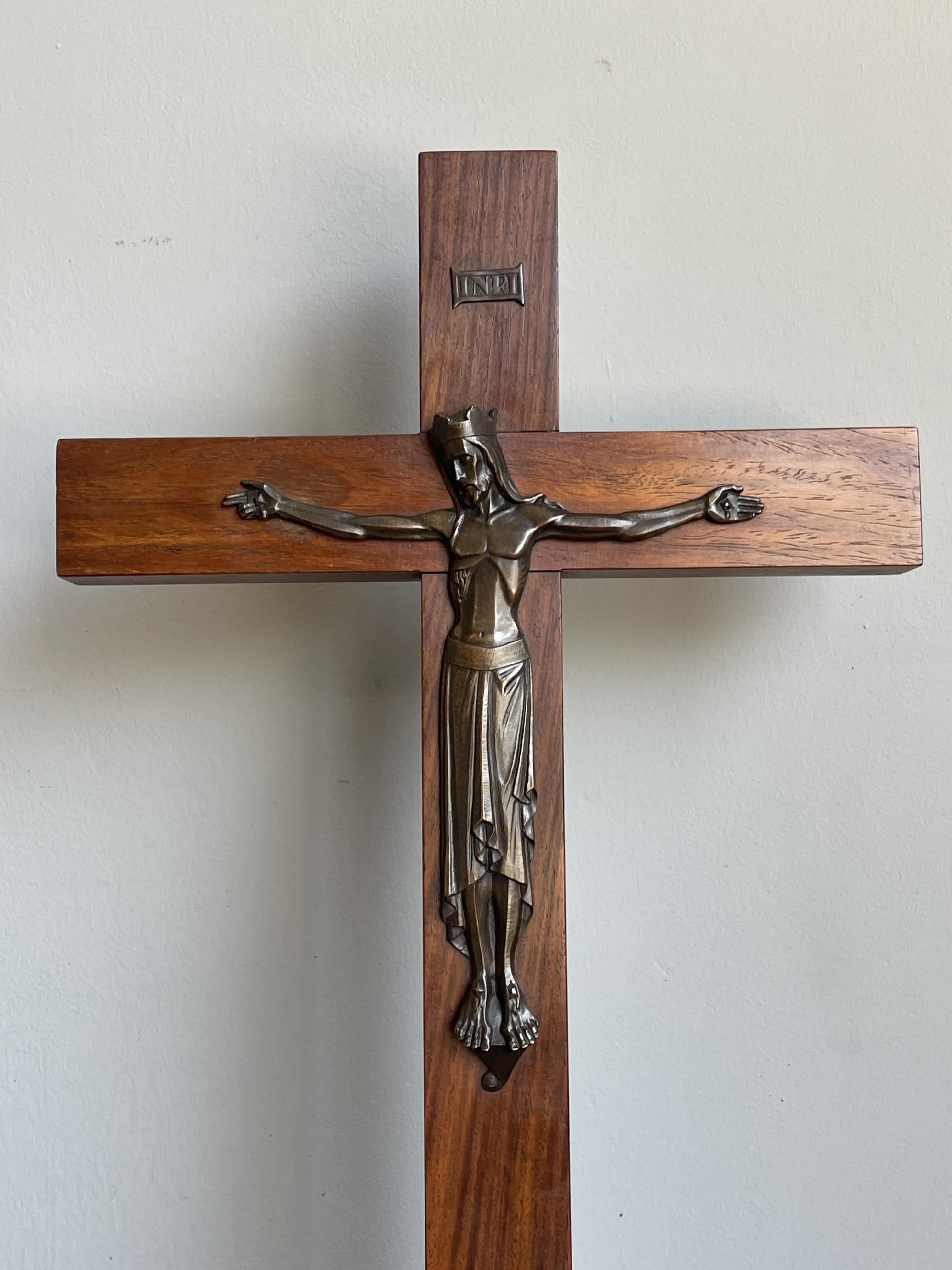 Laiton Crucifix Art Déco pur w. Sculpture en bronze stylisée du Christ sur croix en bois de soie en vente