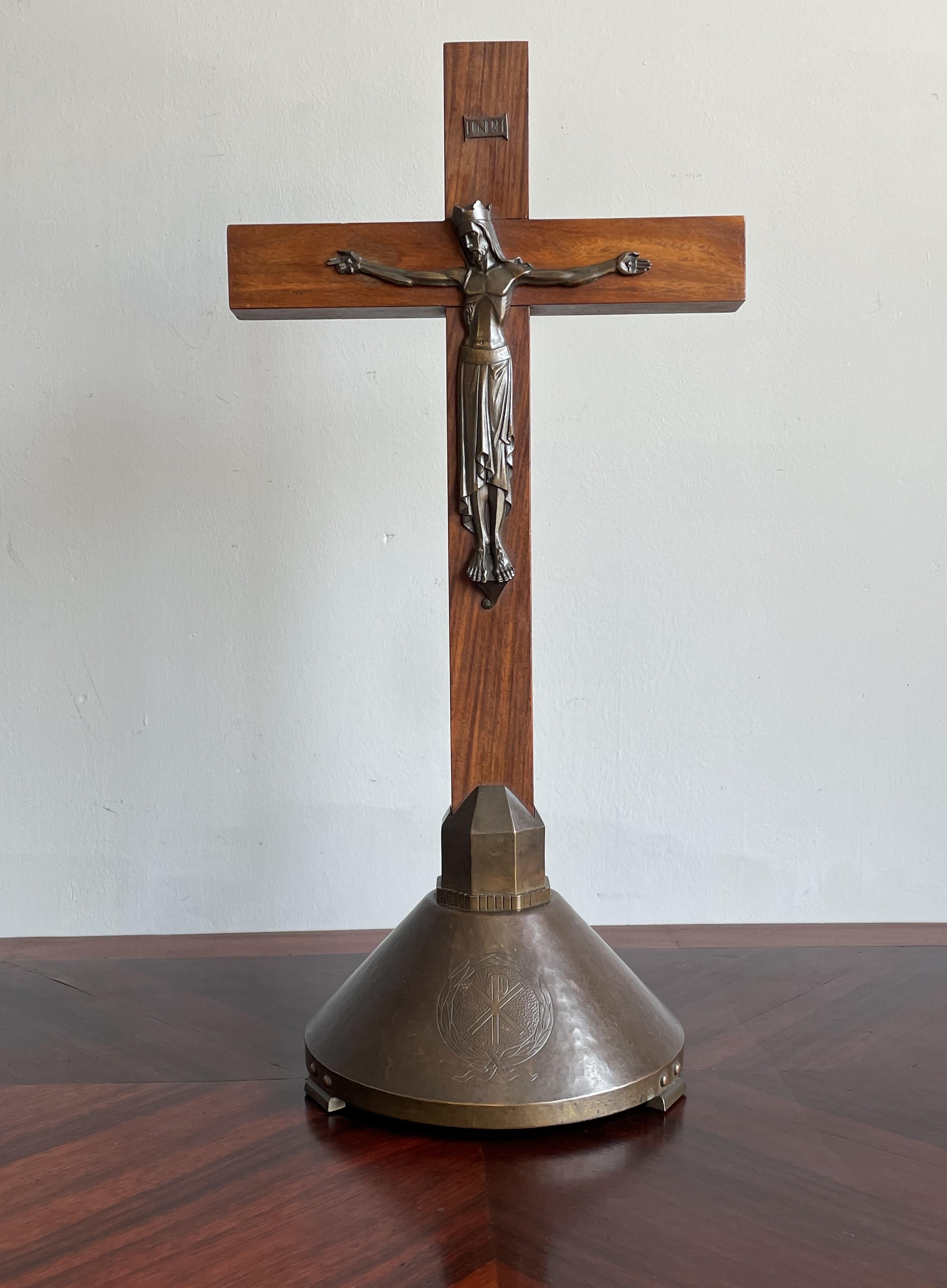 Crucifix Art Déco pur w. Sculpture en bronze stylisée du Christ sur croix en bois de soie en vente 1