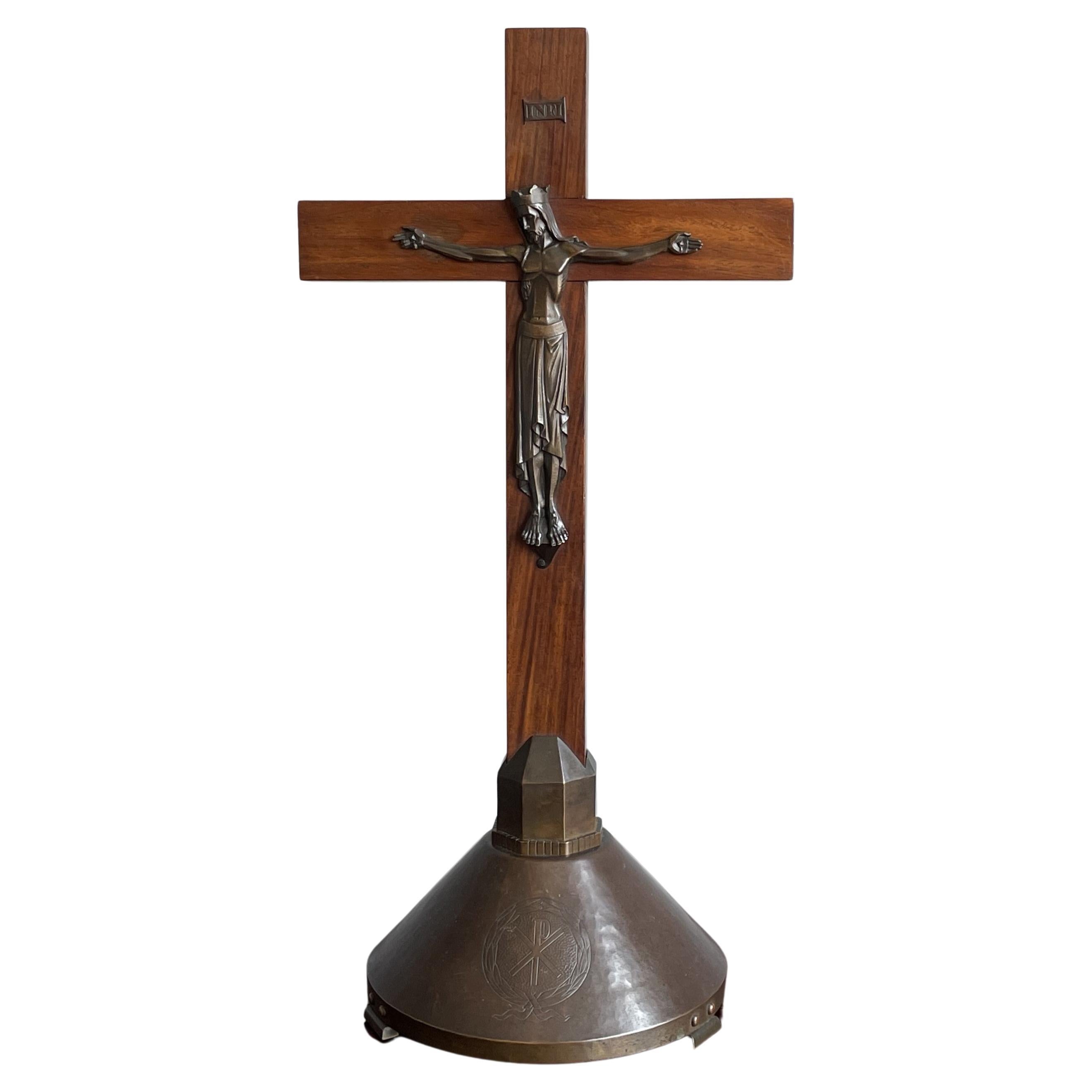 Crucifijo puro Art Decó c. Escultura estilizada de bronce de Cristo sobre cruz de madera de seda