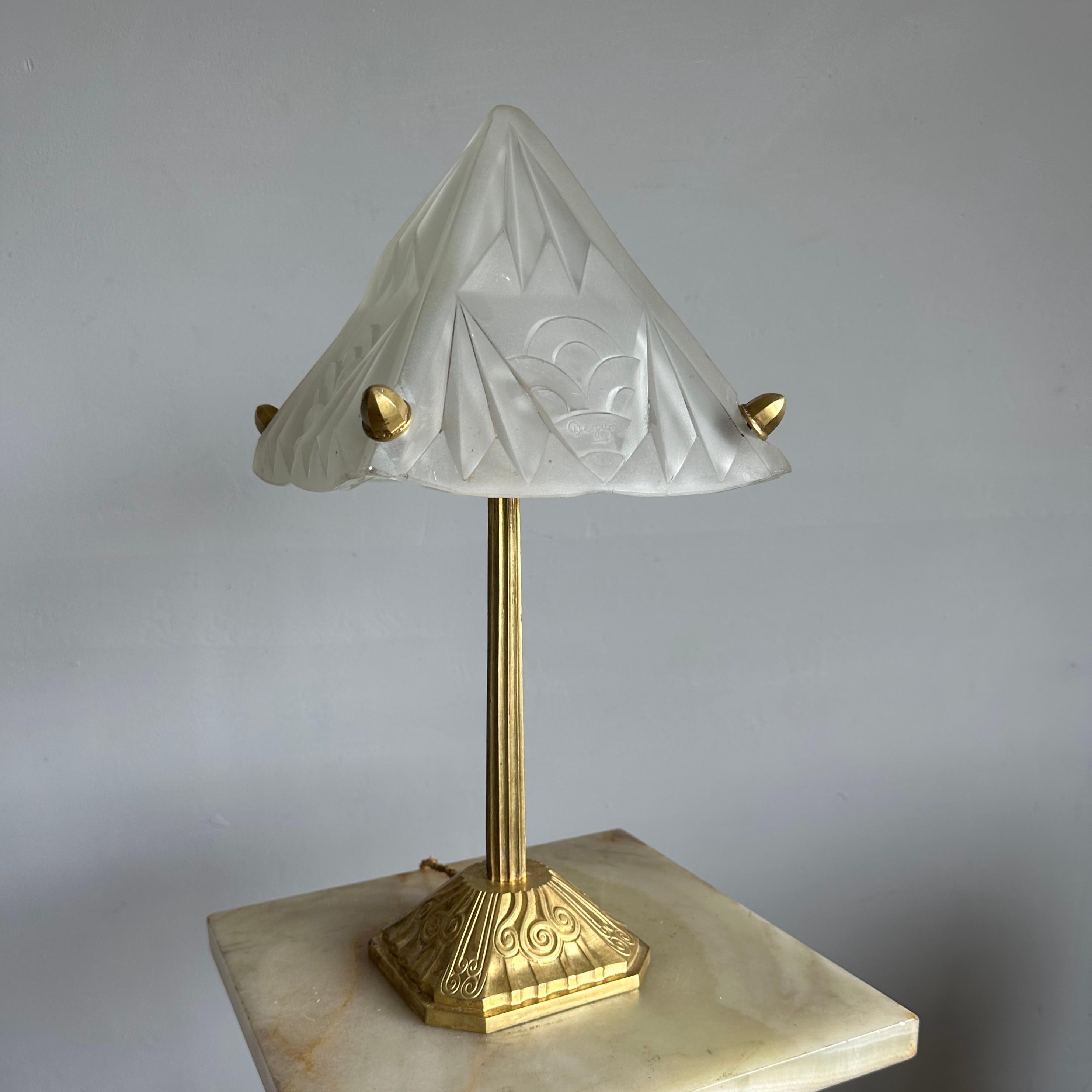 Schreibtisch-/Tischlampe im reinen Art déco-Stil, Glasschirm auf einem Sockel aus vergoldeter Bronze, signiert Degue im Angebot 13