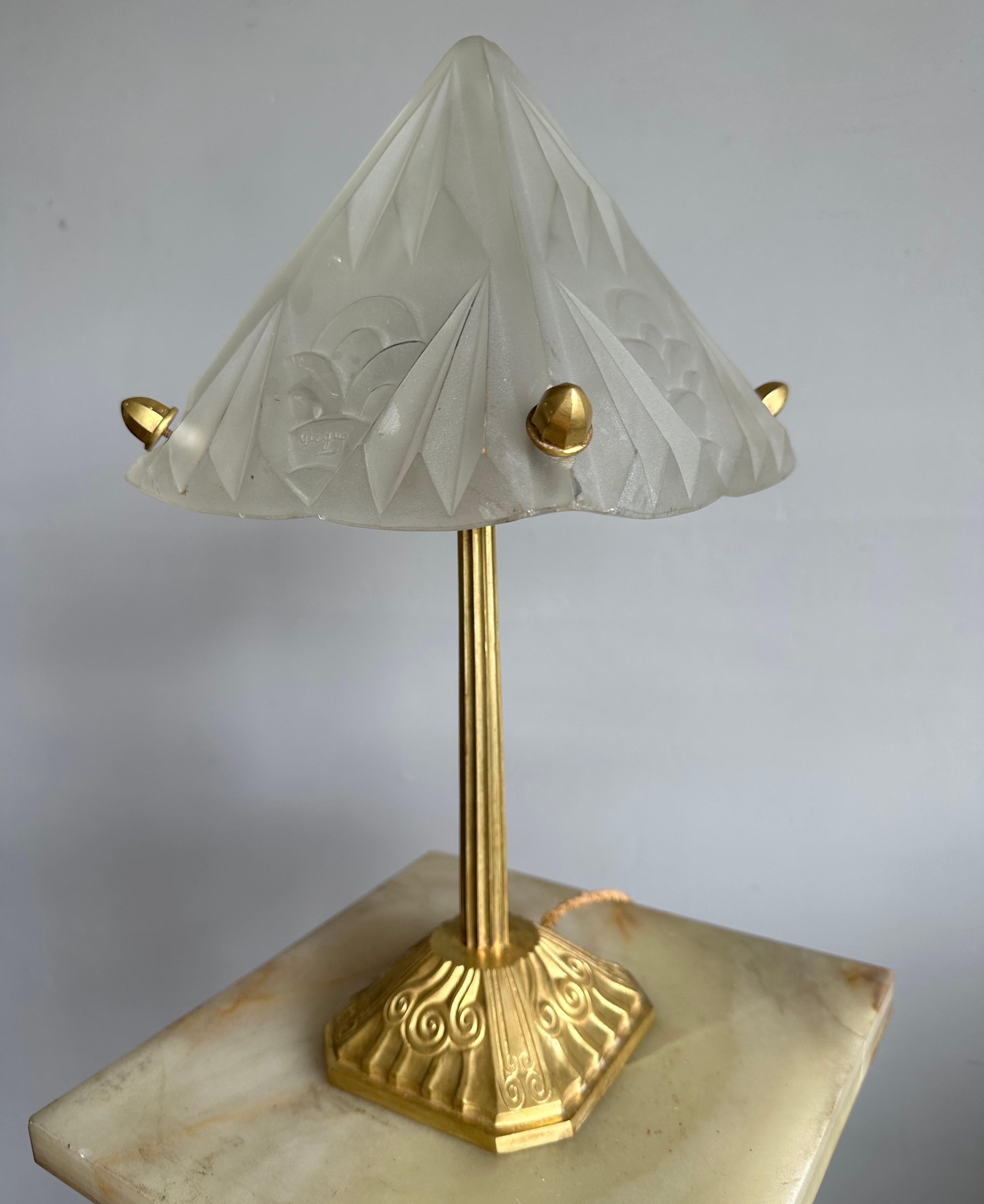 Wunderbar handgefertigte Tisch- oder Schreibtischlampe von 1920/1930 für das perfekte Ambiente.

Diese seltene und hochwertige Art-Déco-Tischlampe wurde um 1920/1930 von dem berühmten Glasstudio Degue in Frankreich hergestellt. Er verfügt über einen