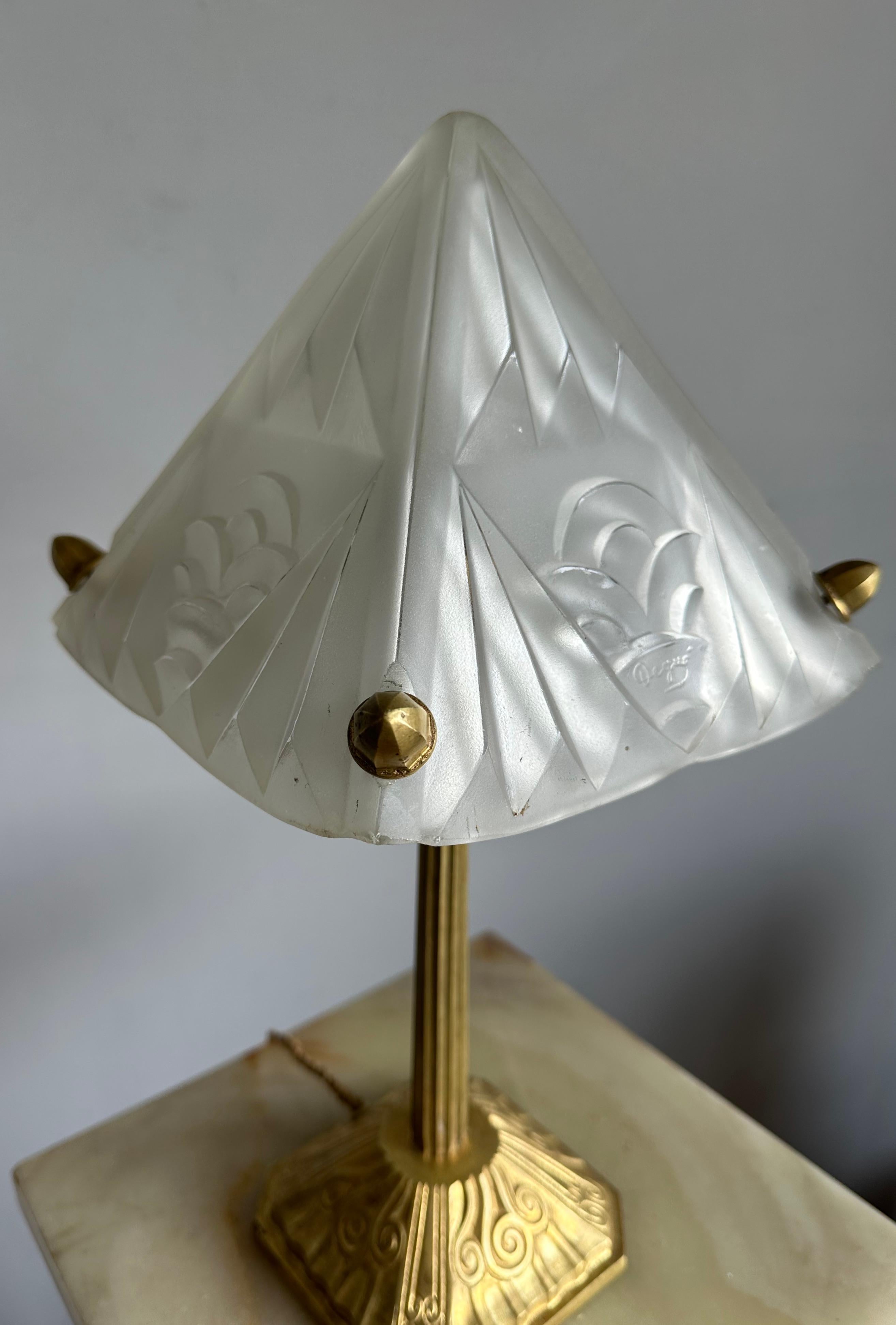 Schreibtisch-/Tischlampe im reinen Art déco-Stil, Glasschirm auf einem Sockel aus vergoldeter Bronze, signiert Degue (Gegossen) im Angebot