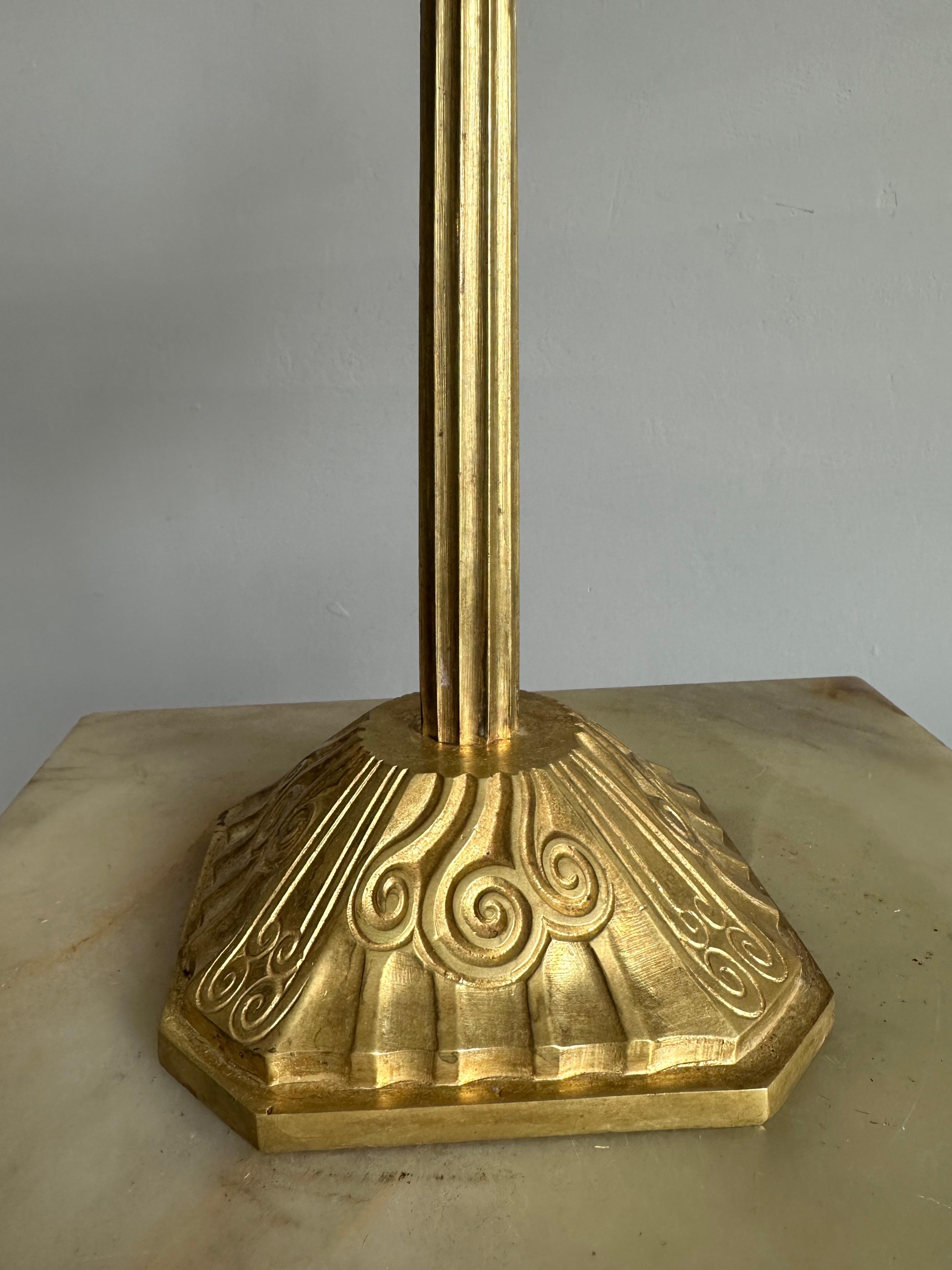 Pure Art Deco Desk / Table Lamp, Glass Shade On A Gilt Bronze Base Signed Degue In Good Condition For Sale In Lisse, NL