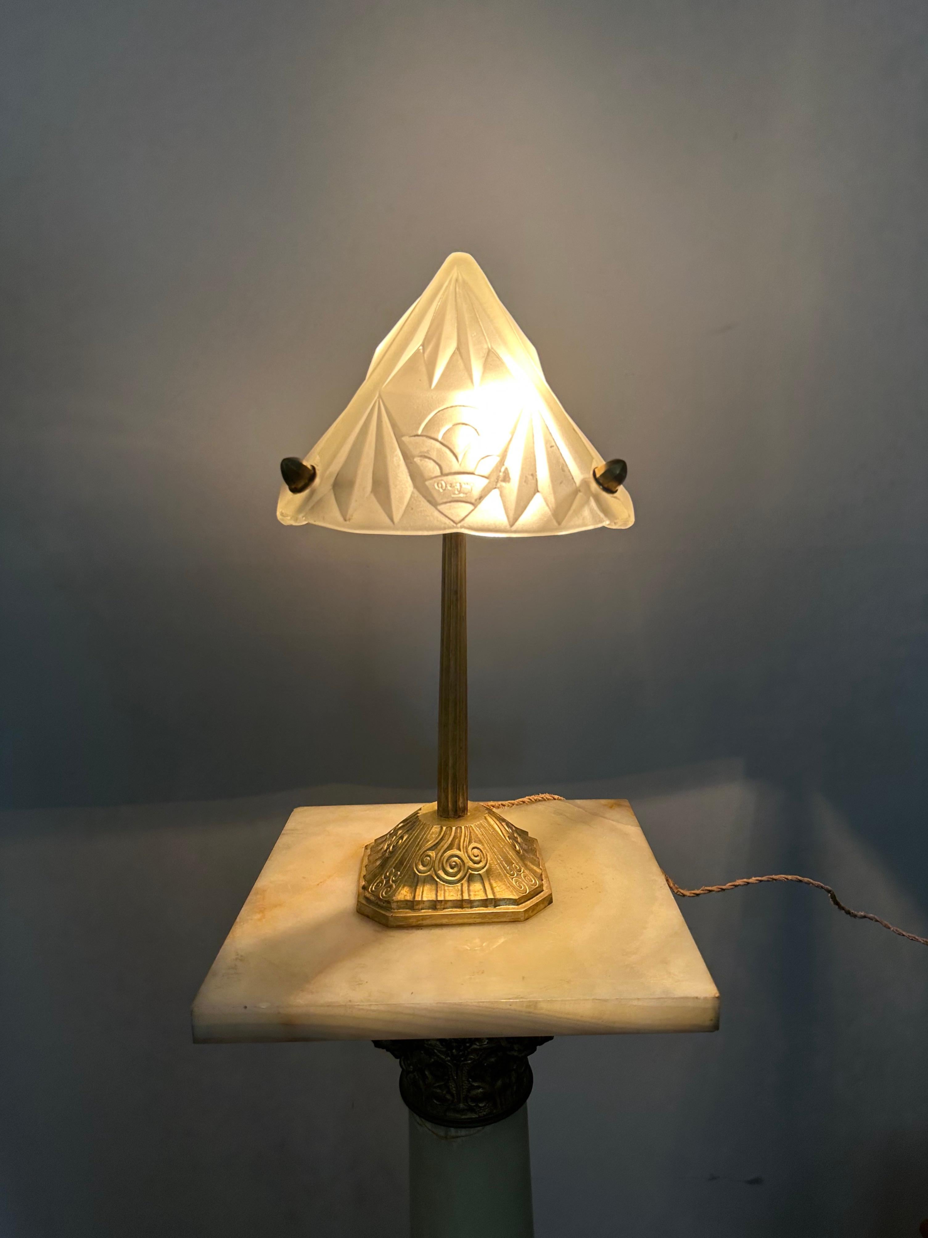 Schreibtisch-/Tischlampe im reinen Art déco-Stil, Glasschirm auf einem Sockel aus vergoldeter Bronze, signiert Degue (20. Jahrhundert) im Angebot