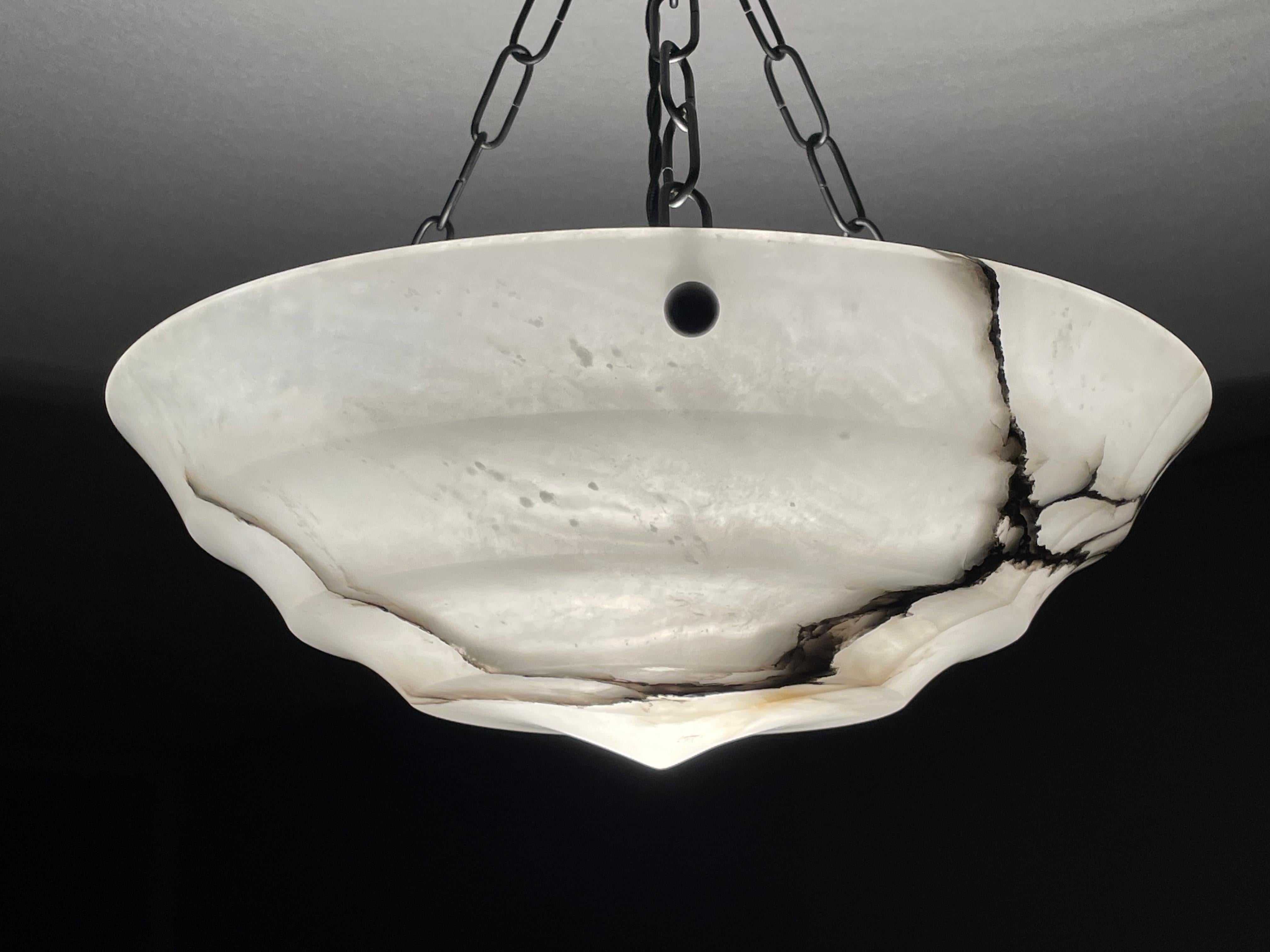 Pure reiner, mehrlagiger Art-Déco-Alabaster-Anhänger / Einbaubeleuchtung mit geschwärztem Messingbaldachin (Metall)