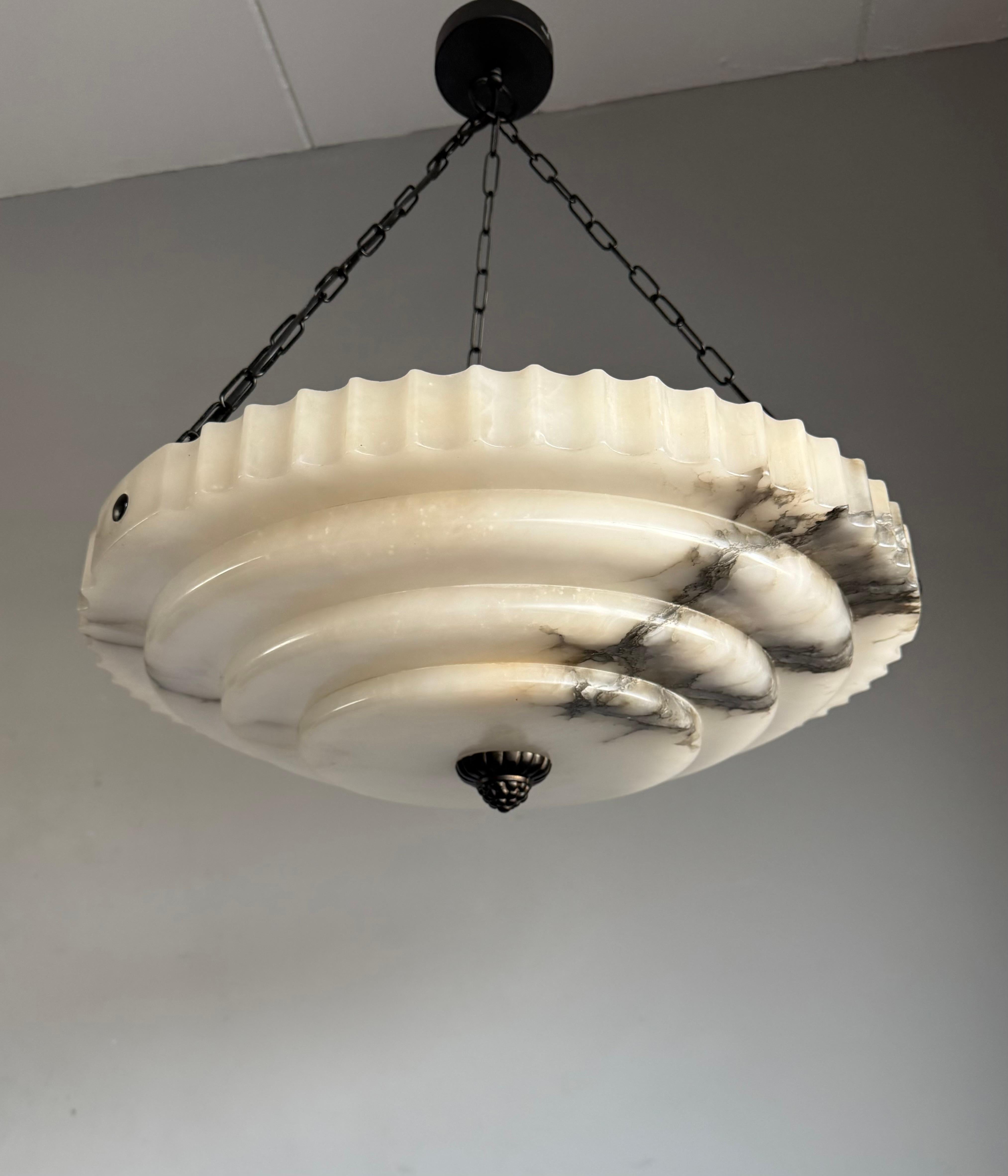 Lampada a sospensione in puro alabastro stratificato Art Deco, con splendido paralume di 21,6