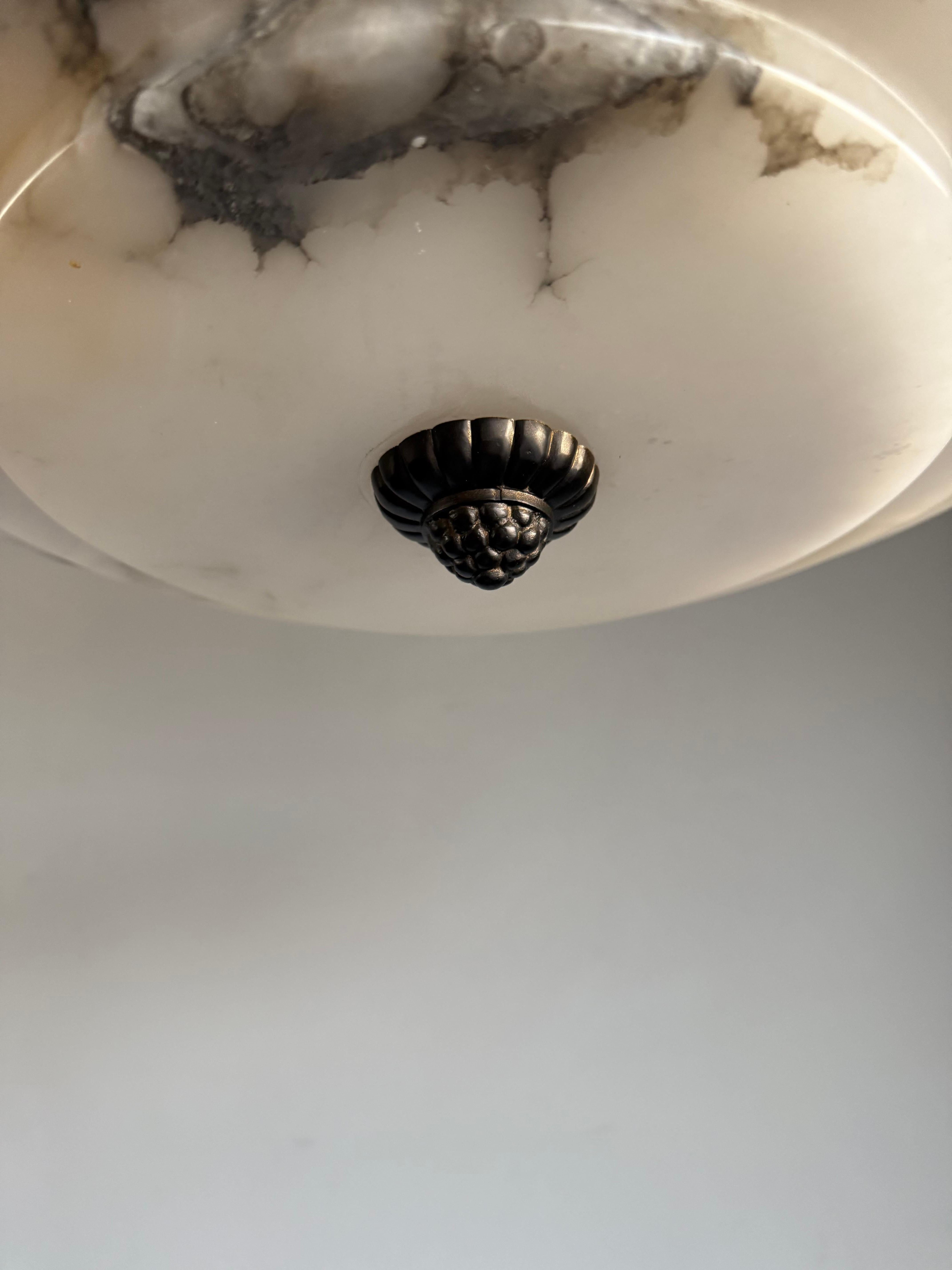 Lampada a sospensione in puro alabastro stratificato Art Deco, con splendido paralume di 21,6