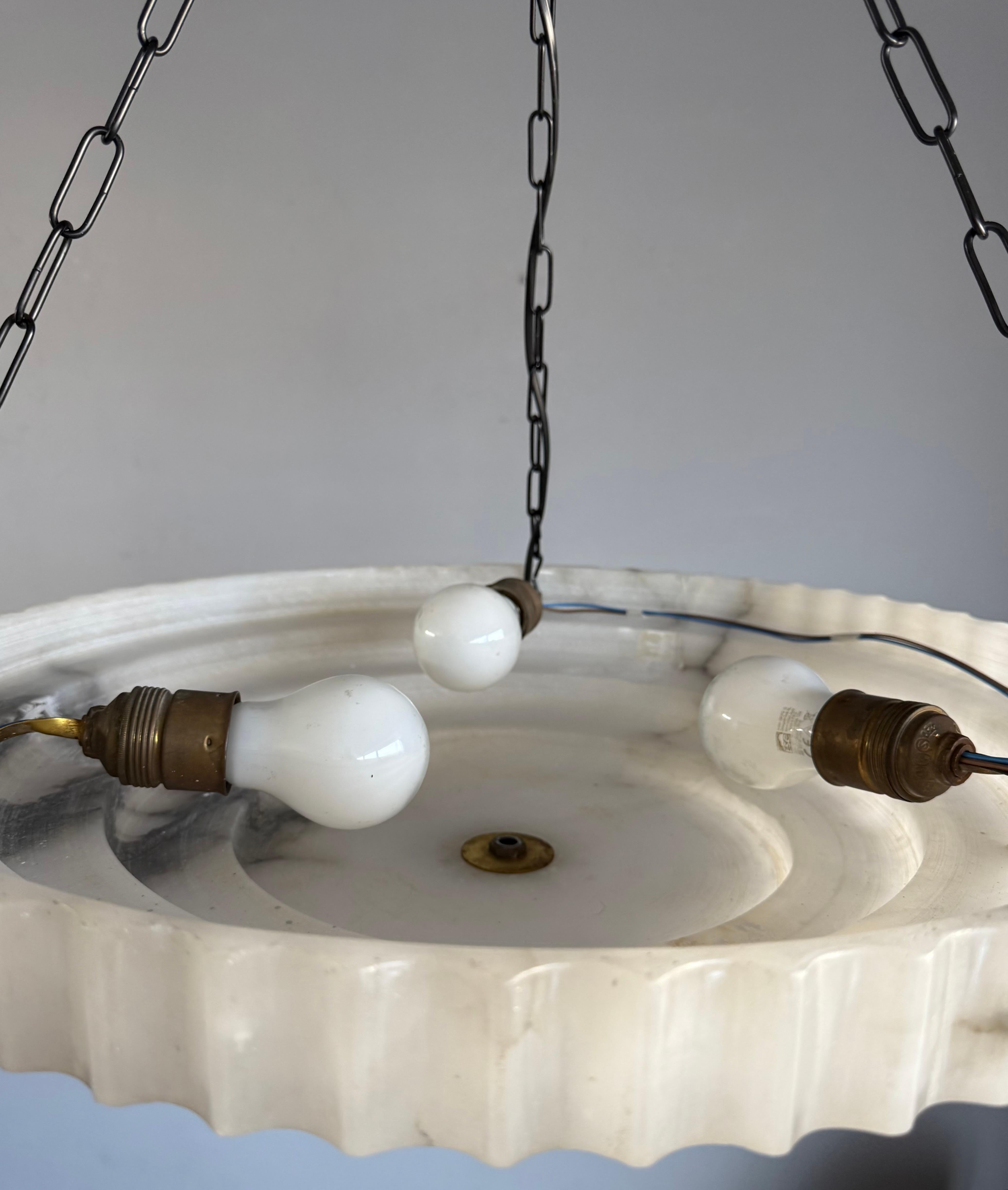 Lampada a sospensione in puro alabastro stratificato Art Deco, con splendido paralume di 21,6