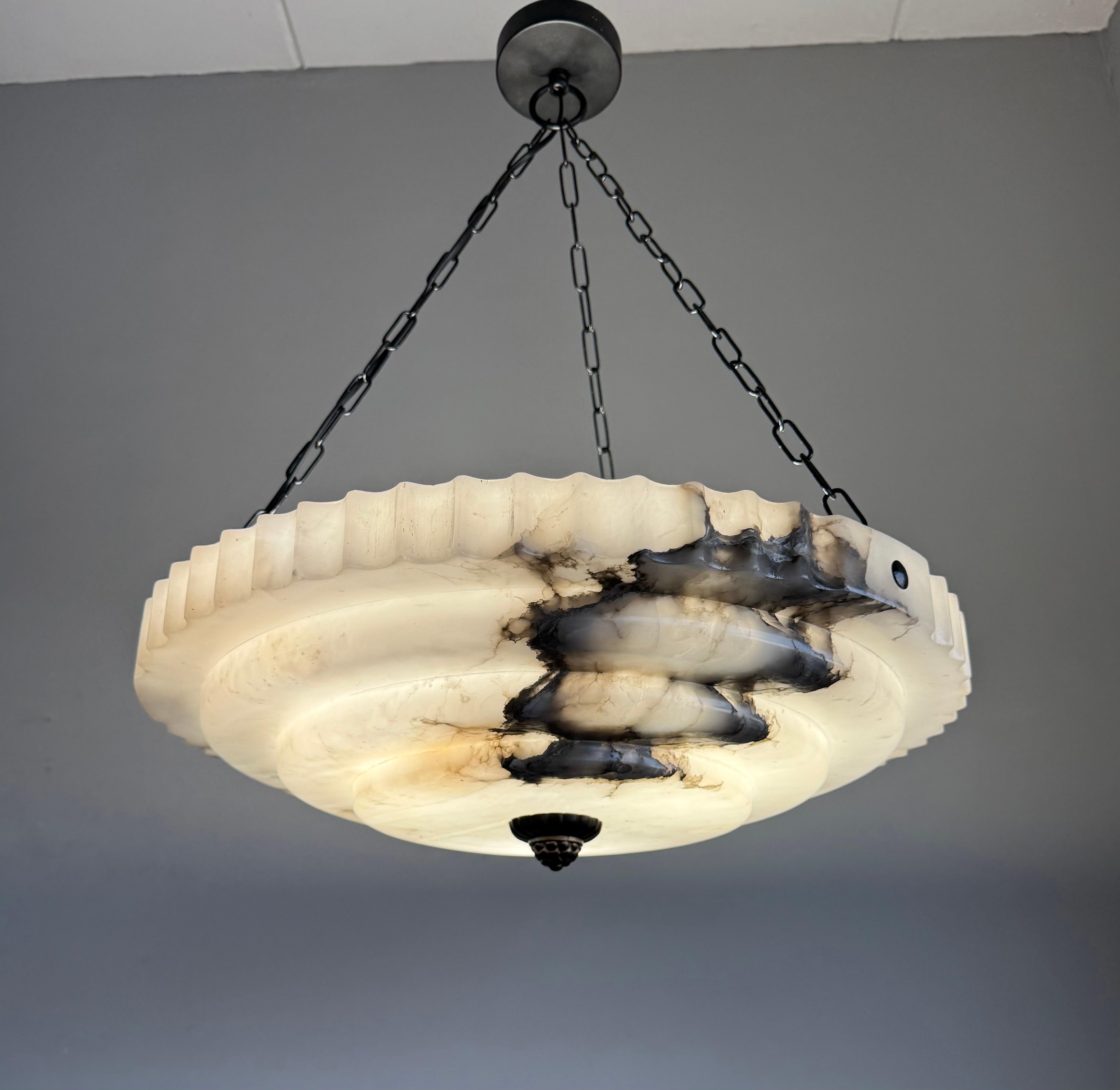 Lampada a sospensione in puro alabastro stratificato Art Deco, con splendido paralume di 21,6