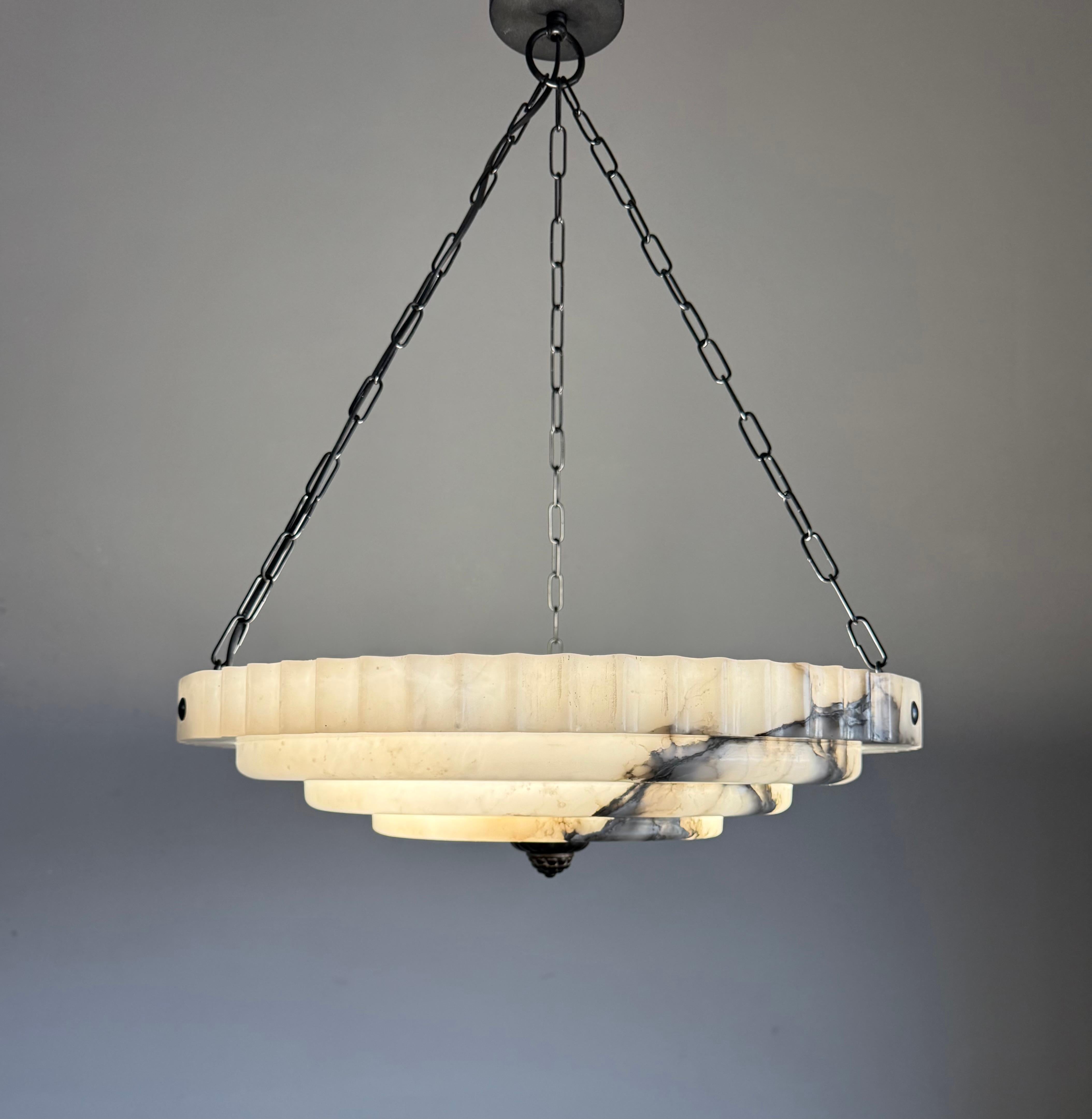 Lampada a sospensione in puro alabastro stratificato Art Deco, con splendido paralume di 21,6