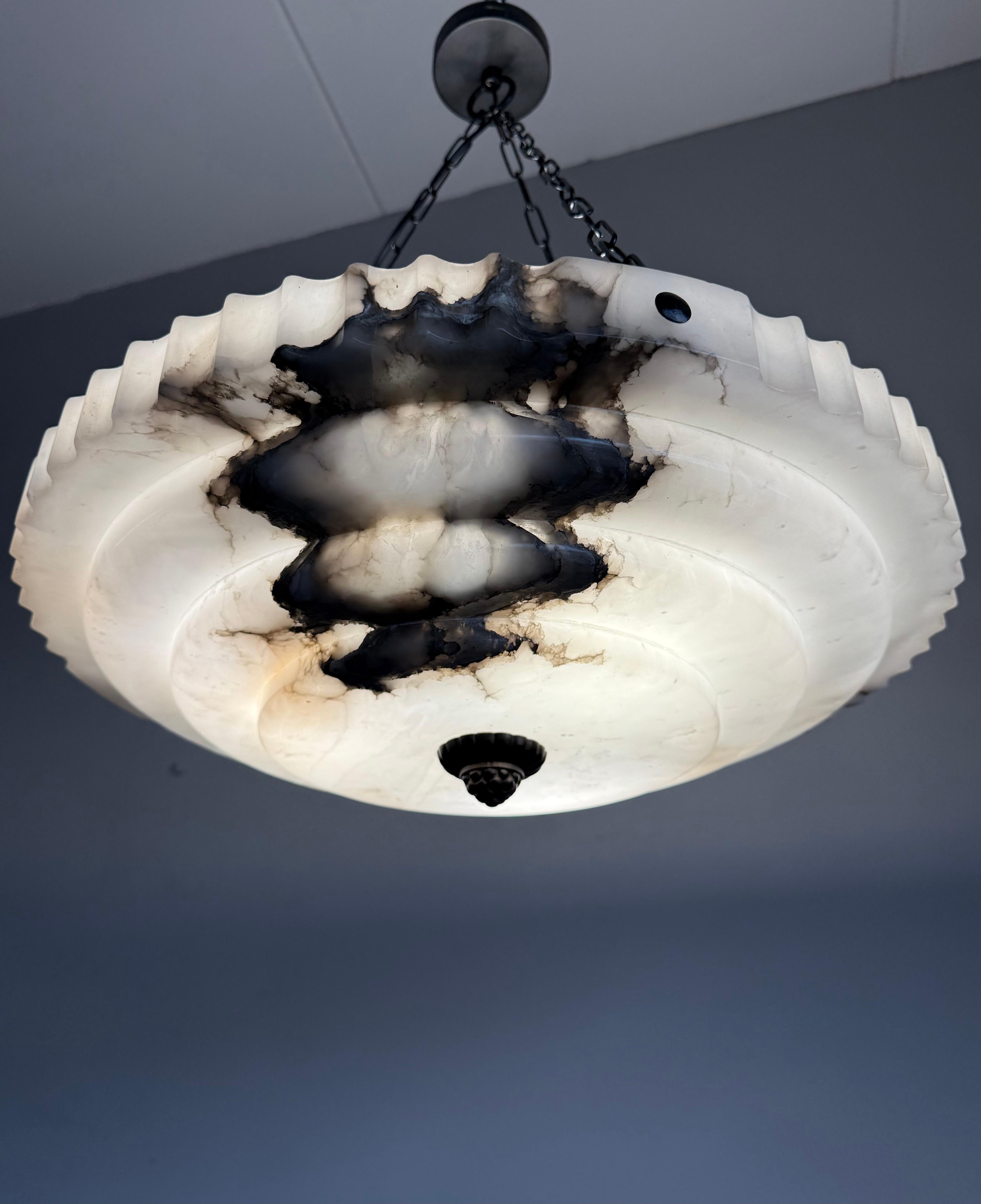 Lampada a sospensione in puro alabastro stratificato Art Deco, con splendido paralume di 21,6