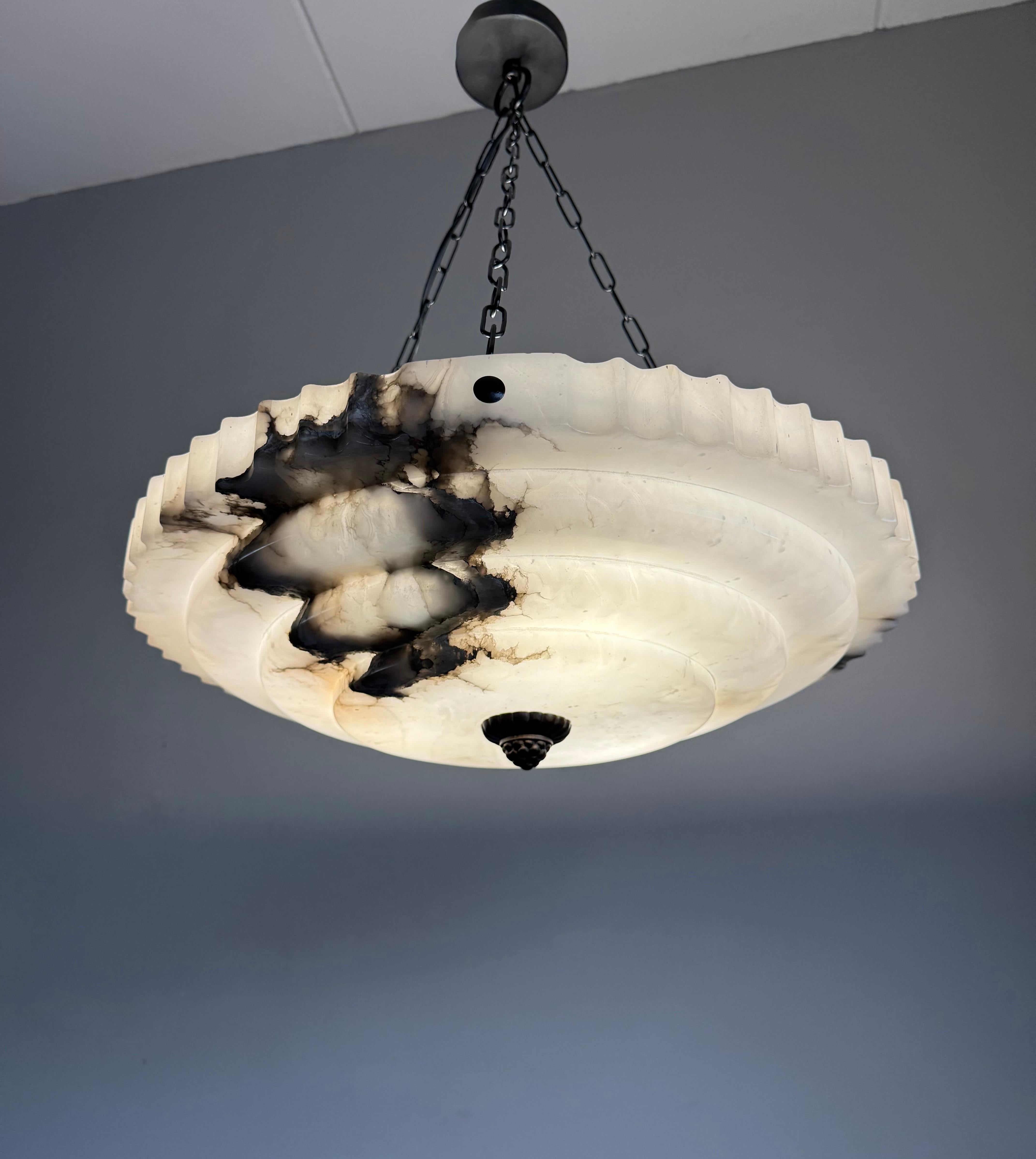 Lampada a sospensione in puro alabastro stratificato Art Deco, con splendido paralume di 21,6