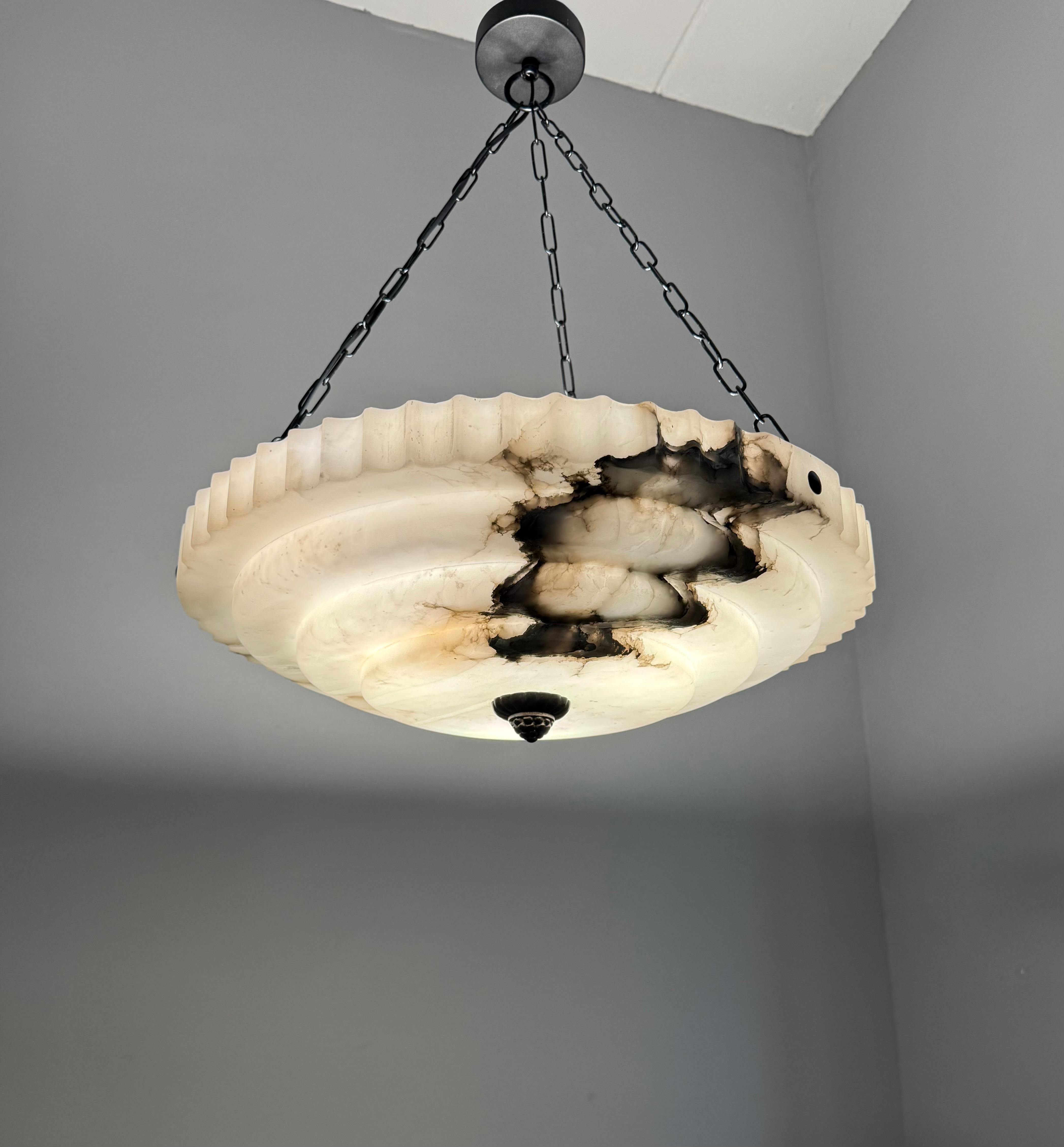 Lampada a sospensione in puro alabastro stratificato Art Deco, con splendido paralume di 21,6