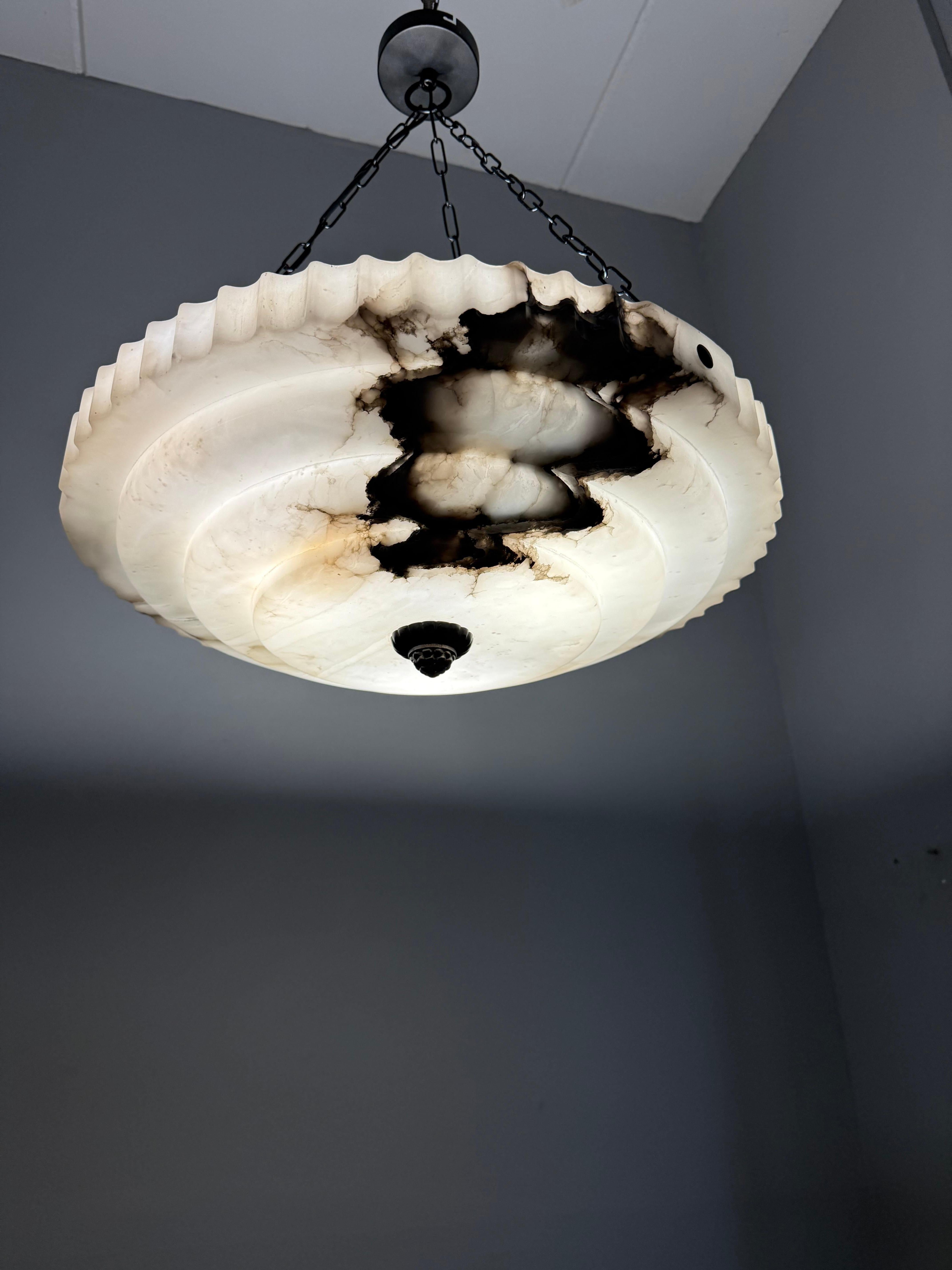 Lampada a sospensione in puro alabastro stratificato Art Deco, con splendido paralume di 21,6