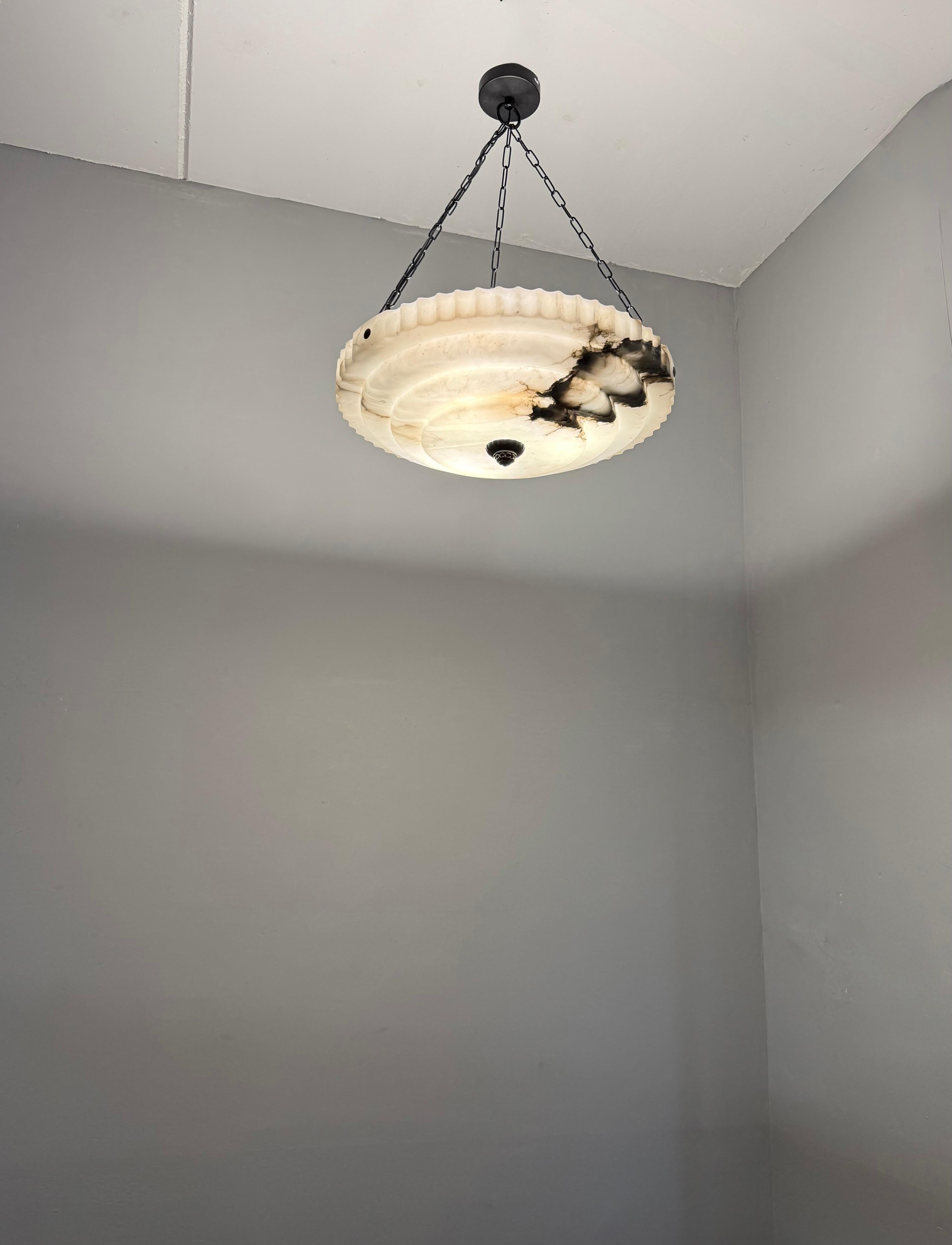 Lampada a sospensione in puro alabastro stratificato Art Deco, con splendido paralume di 21,6