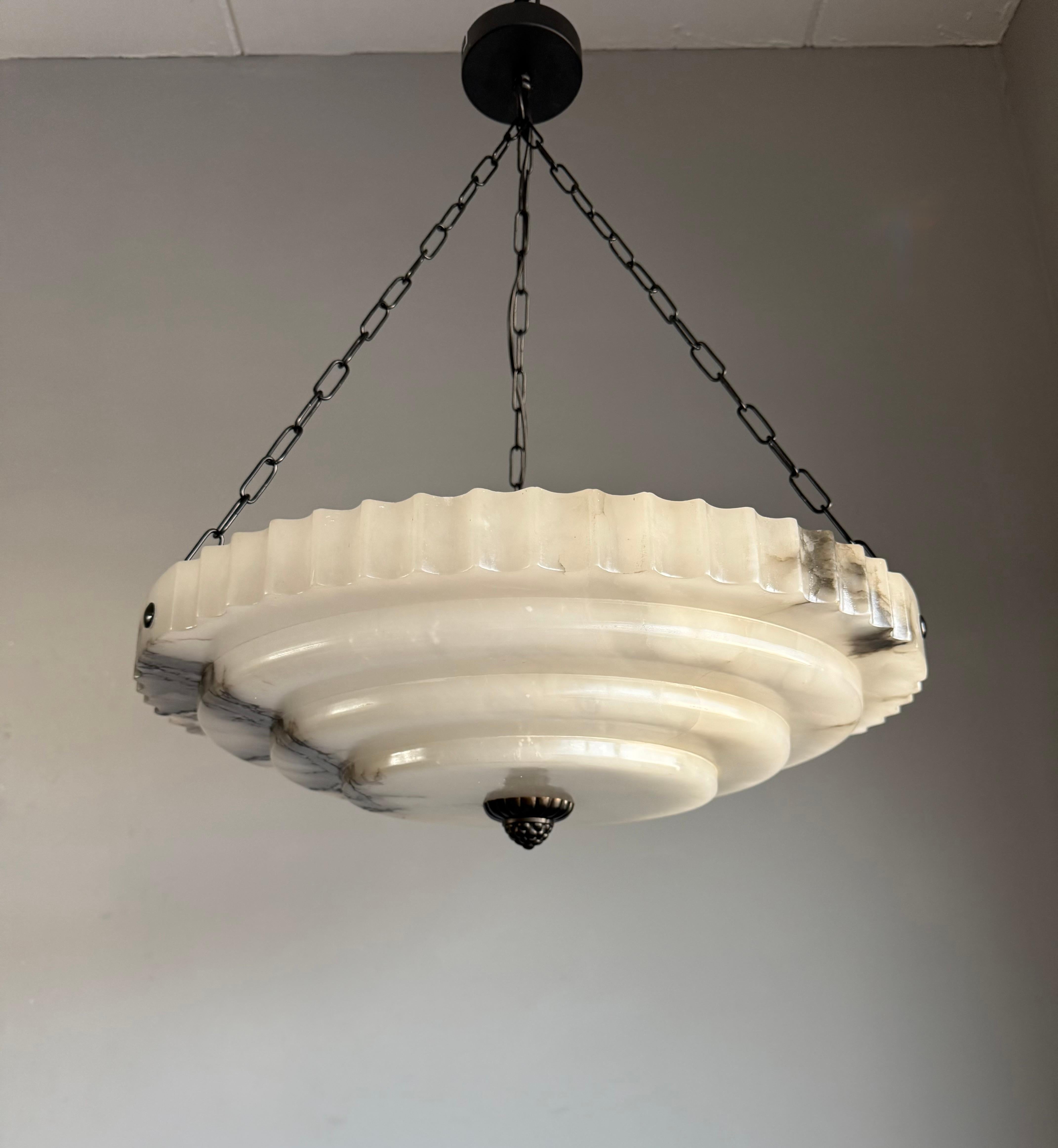 Art Déco Lampada a sospensione in puro alabastro stratificato Art Deco, con splendido paralume di 21,6