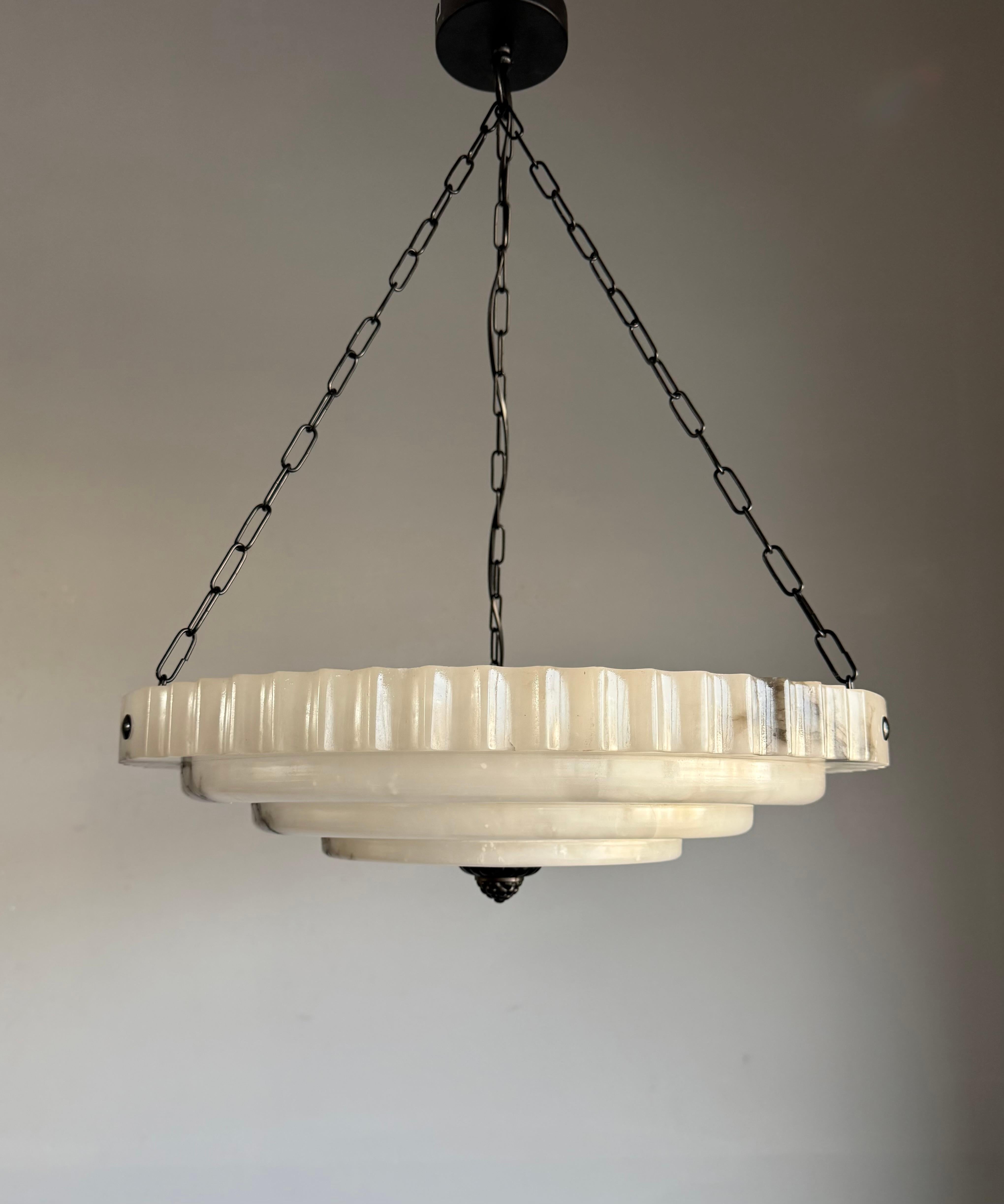 Francese Lampada a sospensione in puro alabastro stratificato Art Deco, con splendido paralume di 21,6