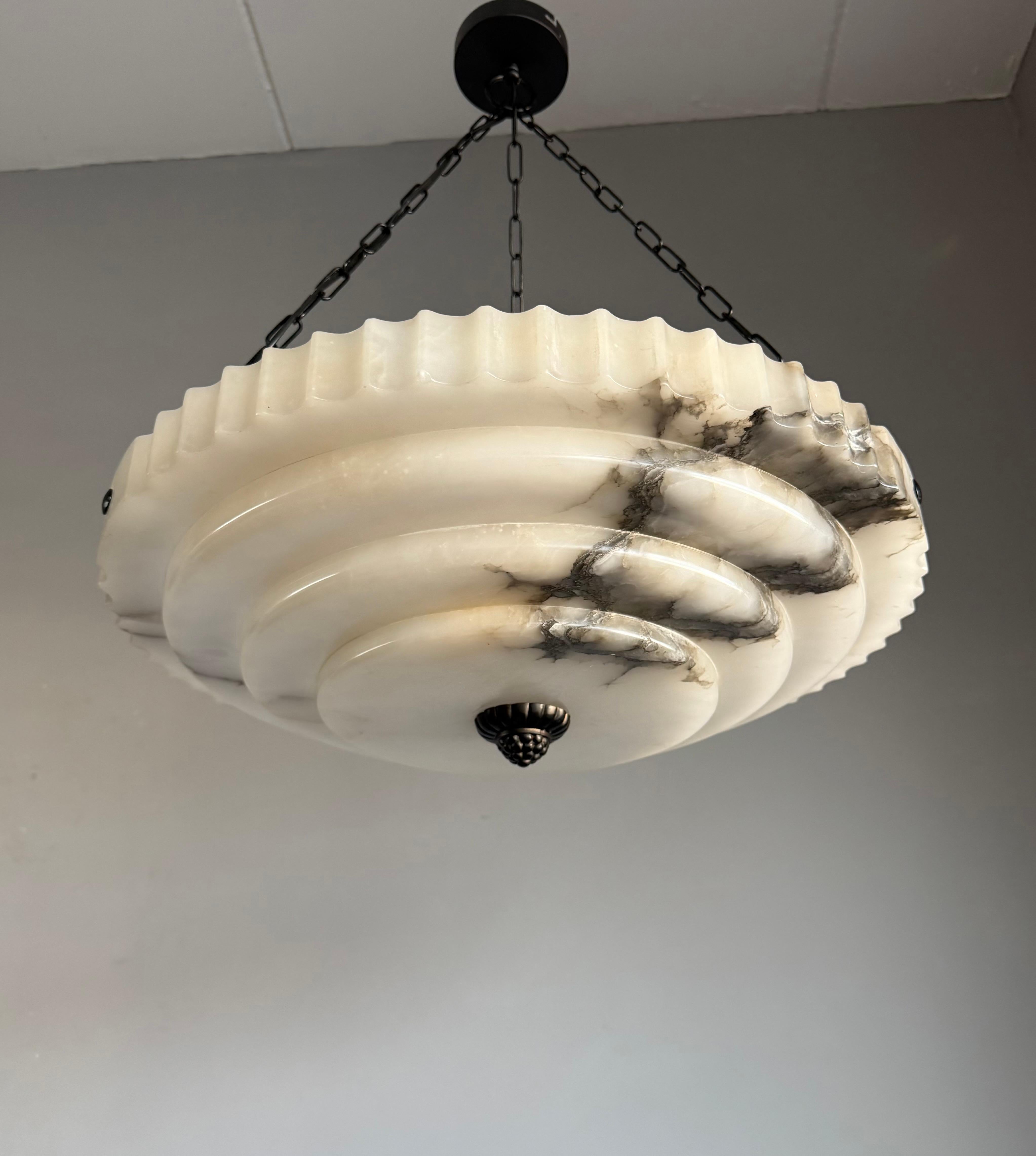 Lampada a sospensione in puro alabastro stratificato Art Deco, con splendido paralume di 21,6