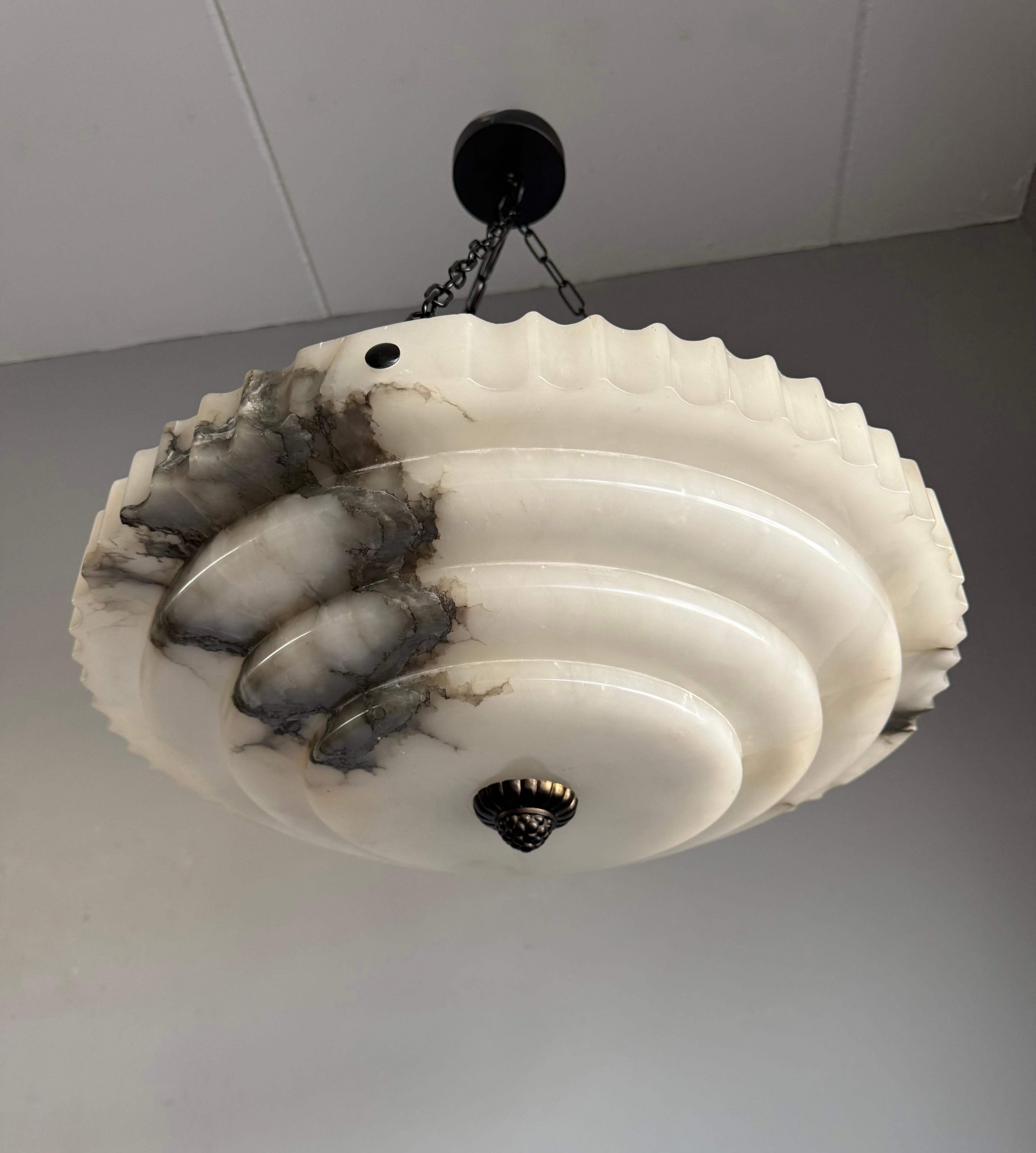 XX secolo Lampada a sospensione in puro alabastro stratificato Art Deco, con splendido paralume di 21,6