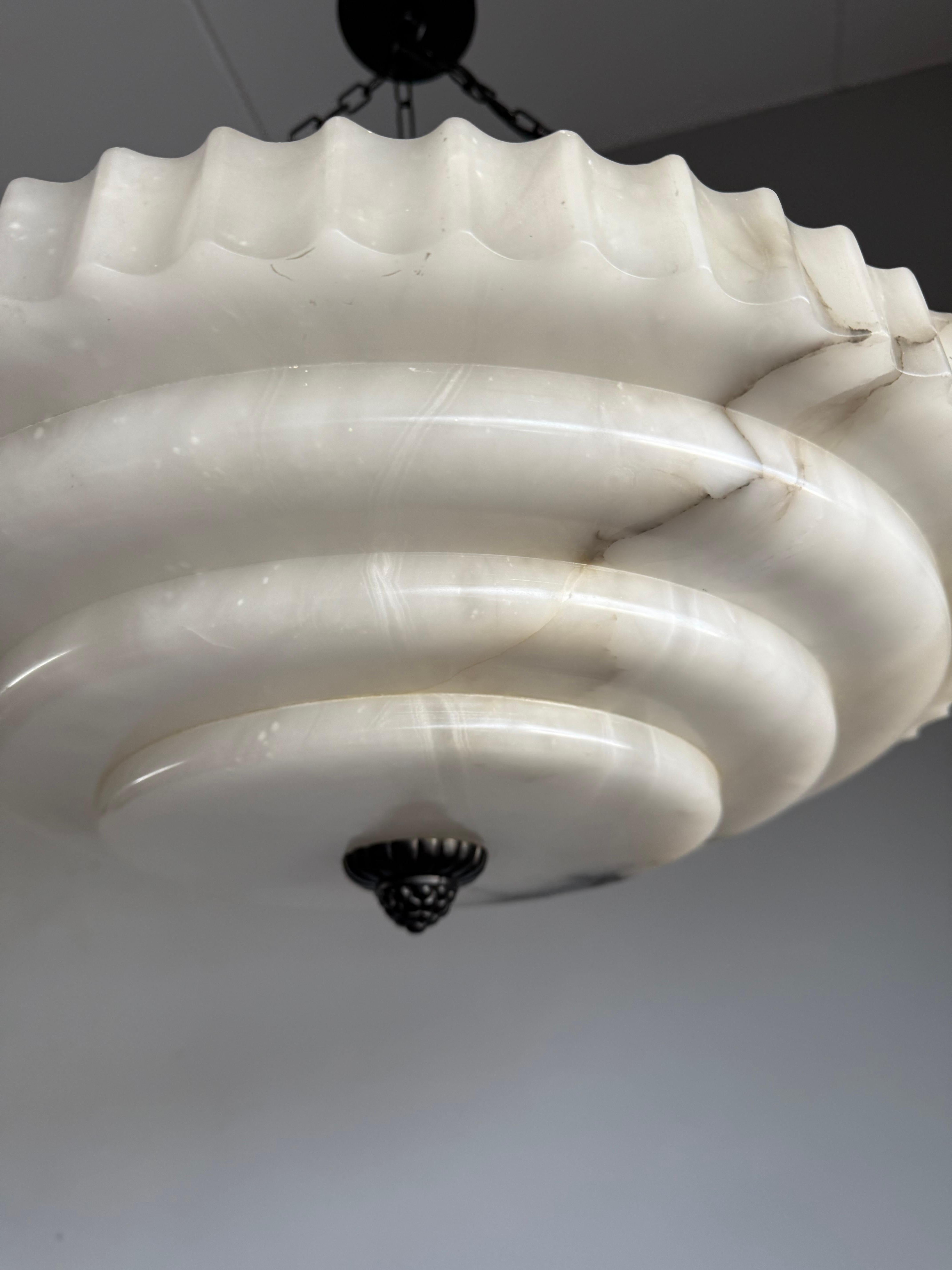 Lampada a sospensione in puro alabastro stratificato Art Deco, con splendido paralume di 21,6