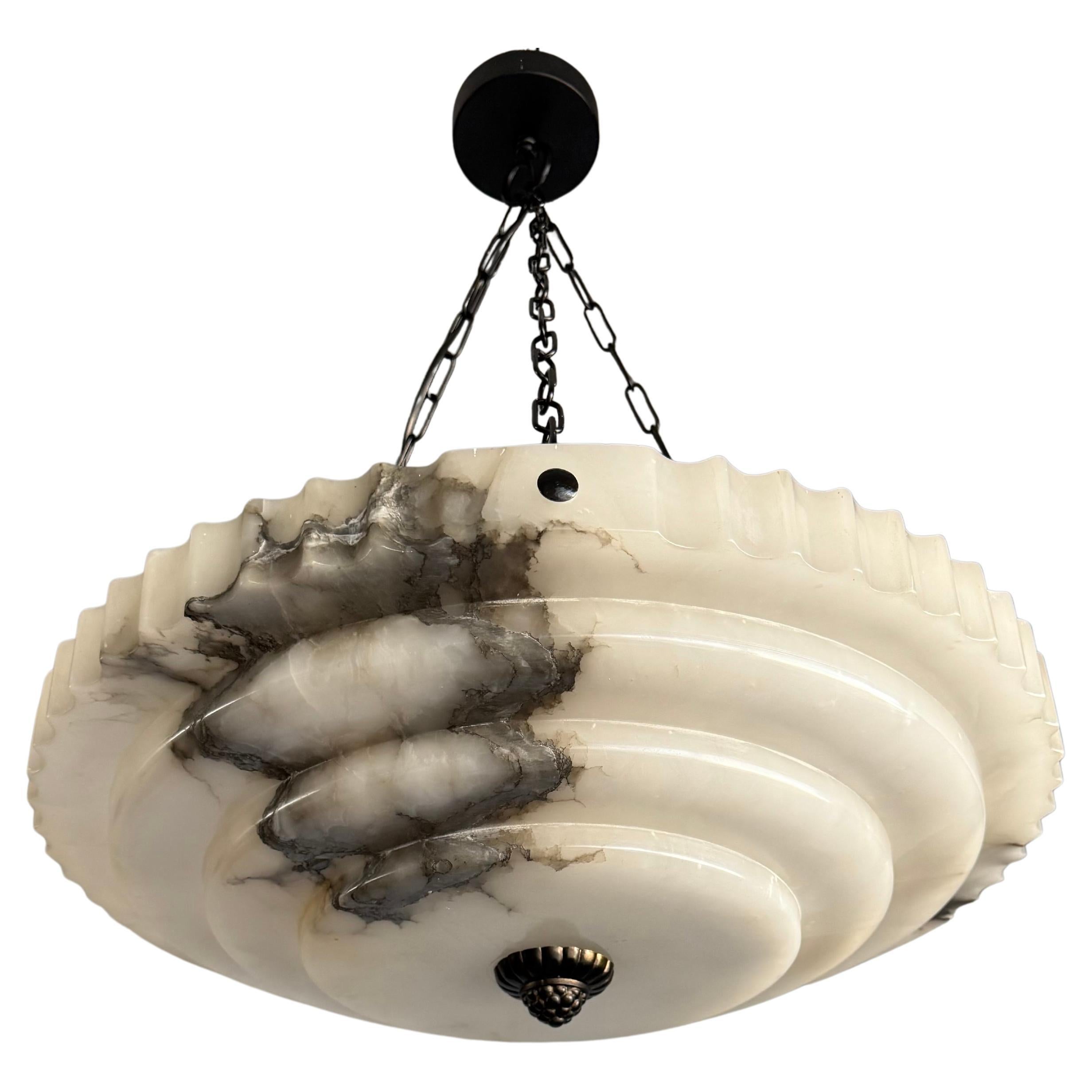 Lampada a sospensione in puro alabastro stratificato Art Deco, con splendido paralume di 21,6" di diametro
