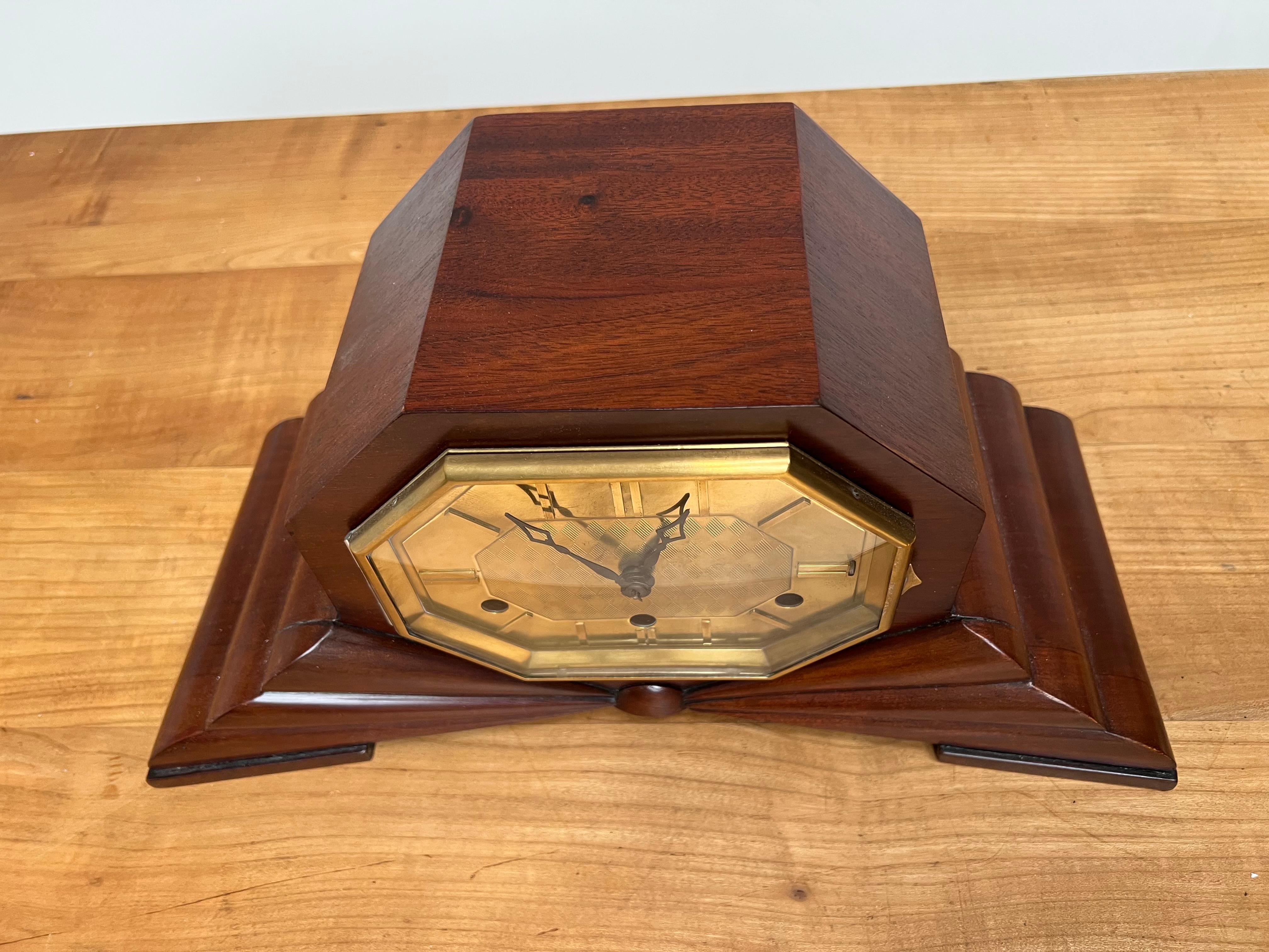 Pure Art Deco, Marvelous Design & Warm Color Nutwood Mantle / Desk / Table Clock For Sale 5