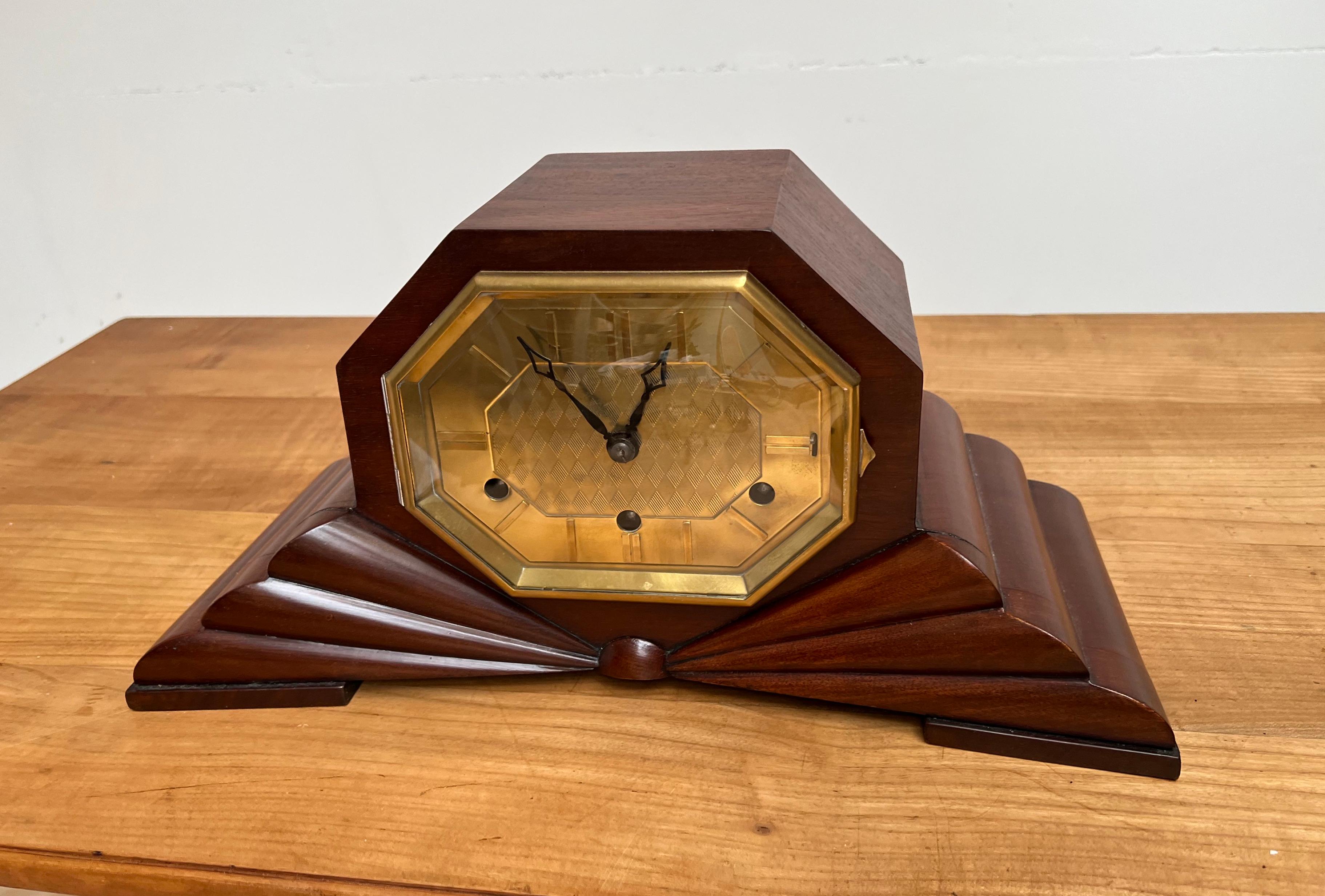 Pure Art Deco, Marvelous Design & Warm Color Nutwood Mantle / Desk / Table Clock In Excellent Condition For Sale In Lisse, NL