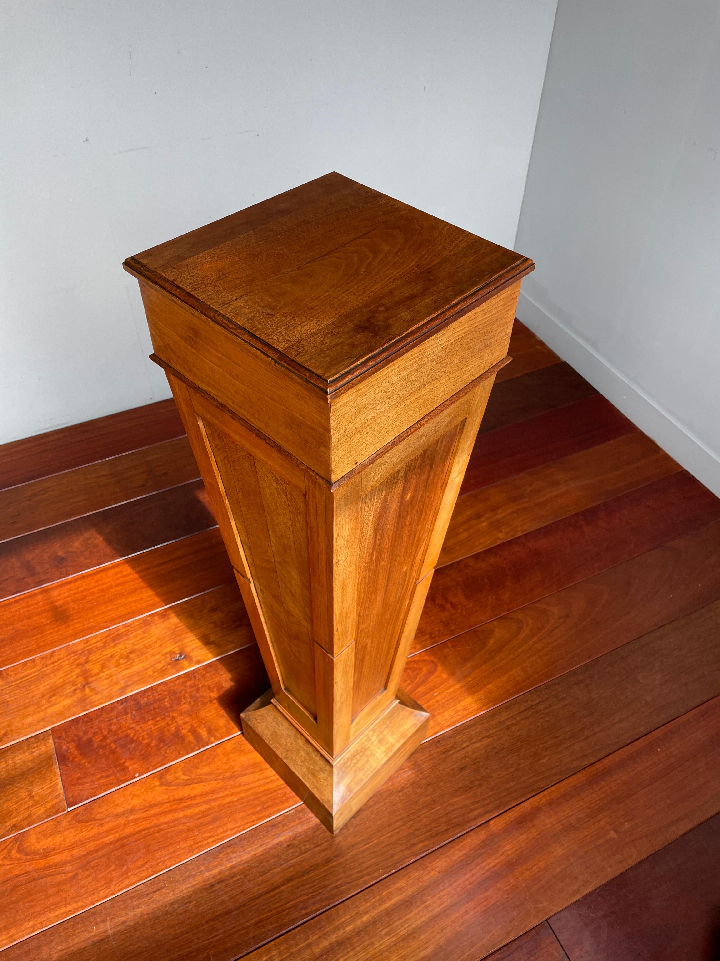 Stylish and excellent condition Art Deco pedestal stand.

The geometrical and stylish design of this 1920s Art Deco sculpture stand makes it ideal for displaying all kinds of antiques and works of art. It could hardly be in a better condition and