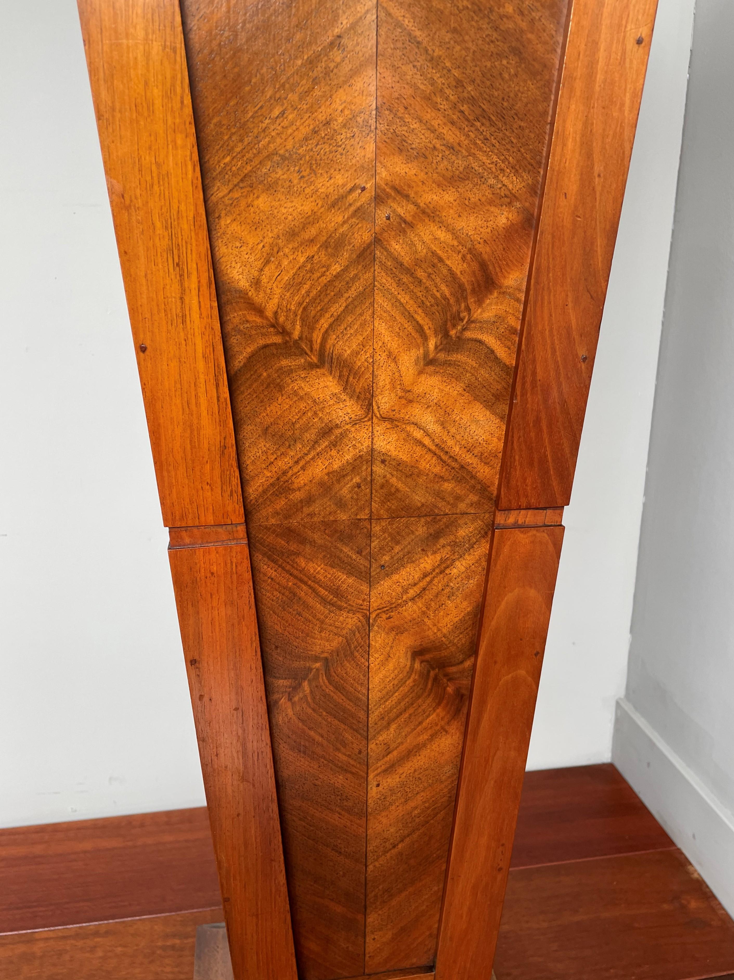 bust stand