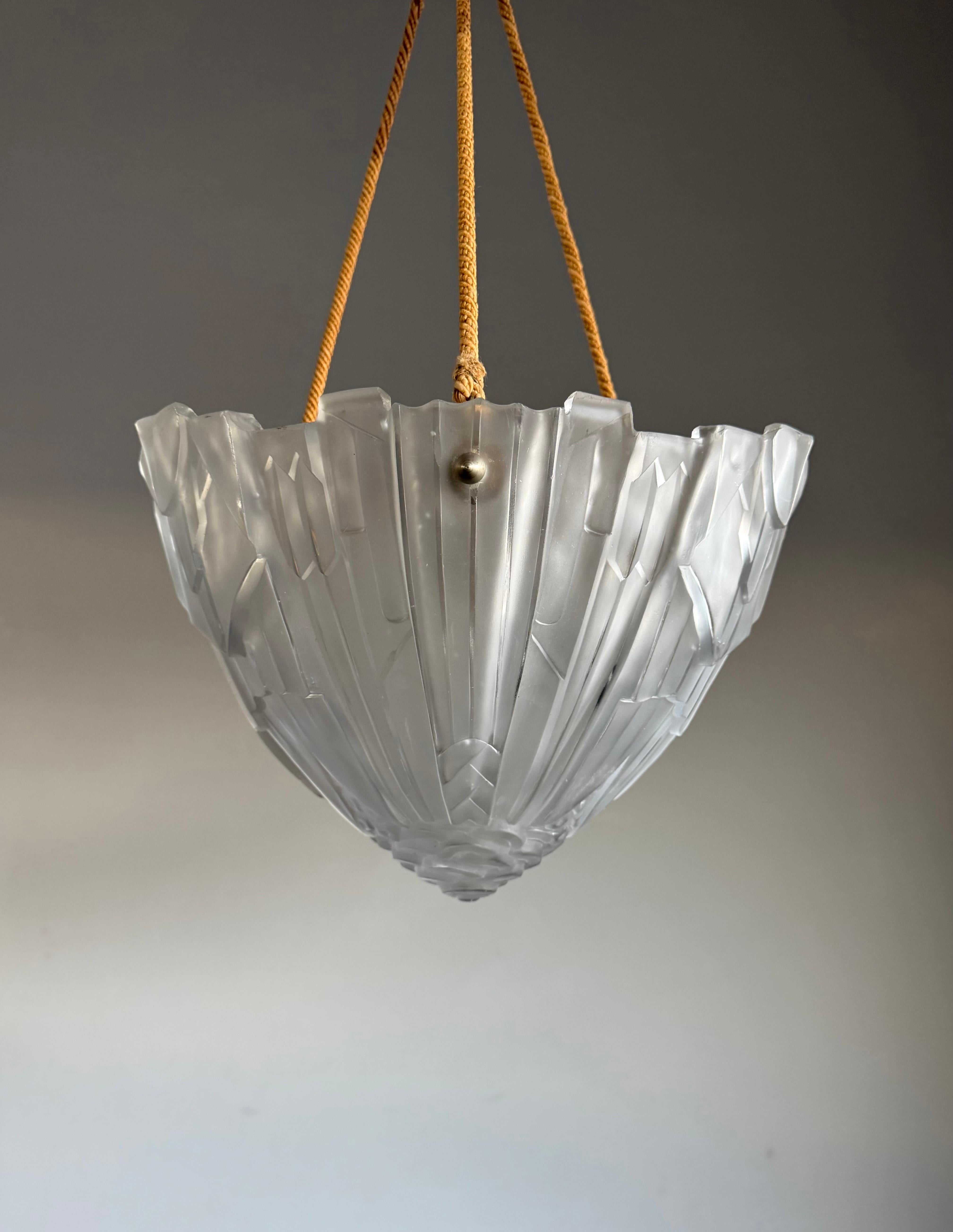 Pure Art Deco w. Pendentif à abat-jour en verre à fleurs géométriques élégant, signé Hugue en vente 2