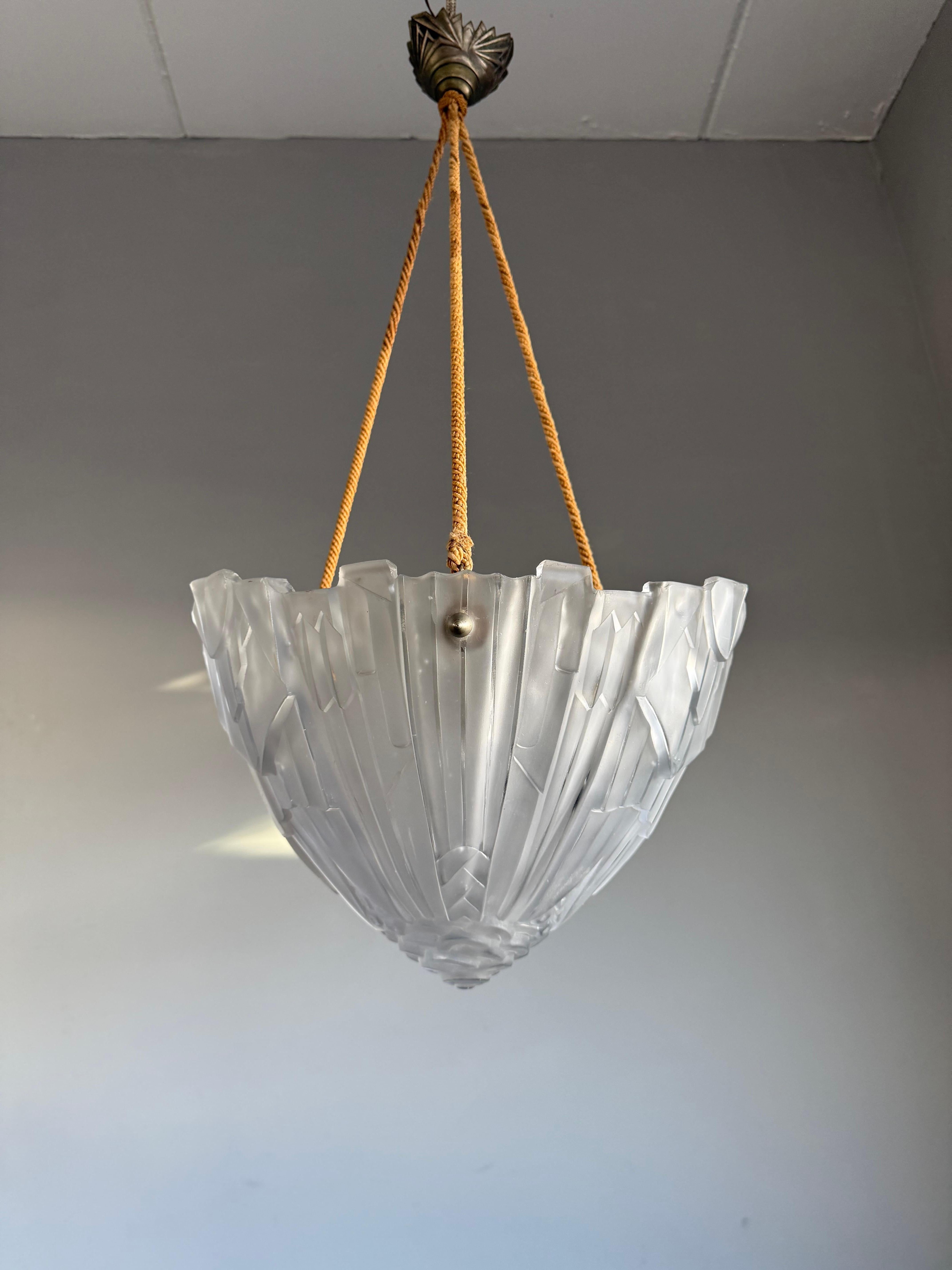 Pure Art Deco w. Pendentif à abat-jour en verre à fleurs géométriques élégant, signé Hugue en vente 4