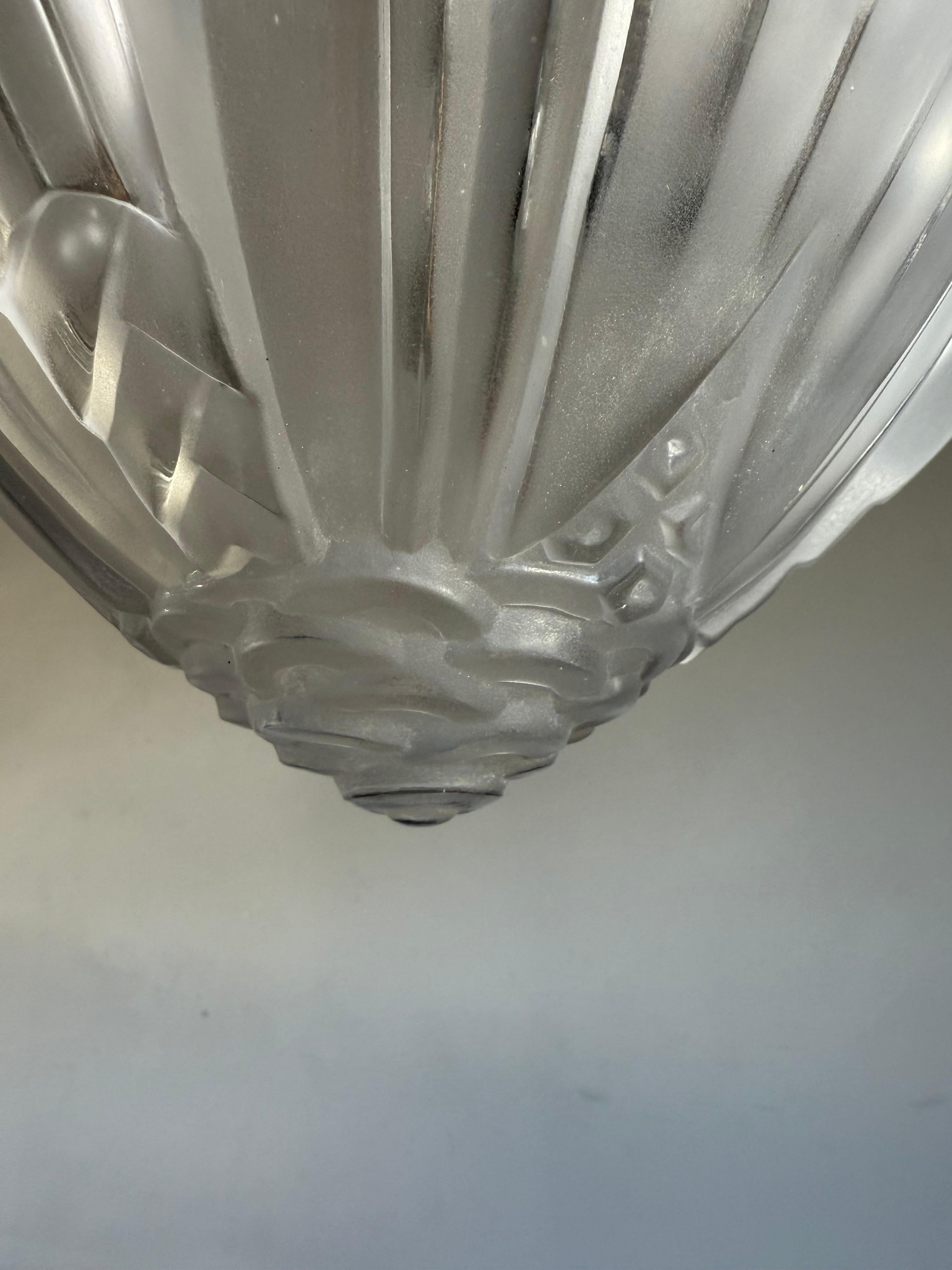 Pure Art Deco w. Pendentif à abat-jour en verre à fleurs géométriques élégant, signé Hugue en vente 5